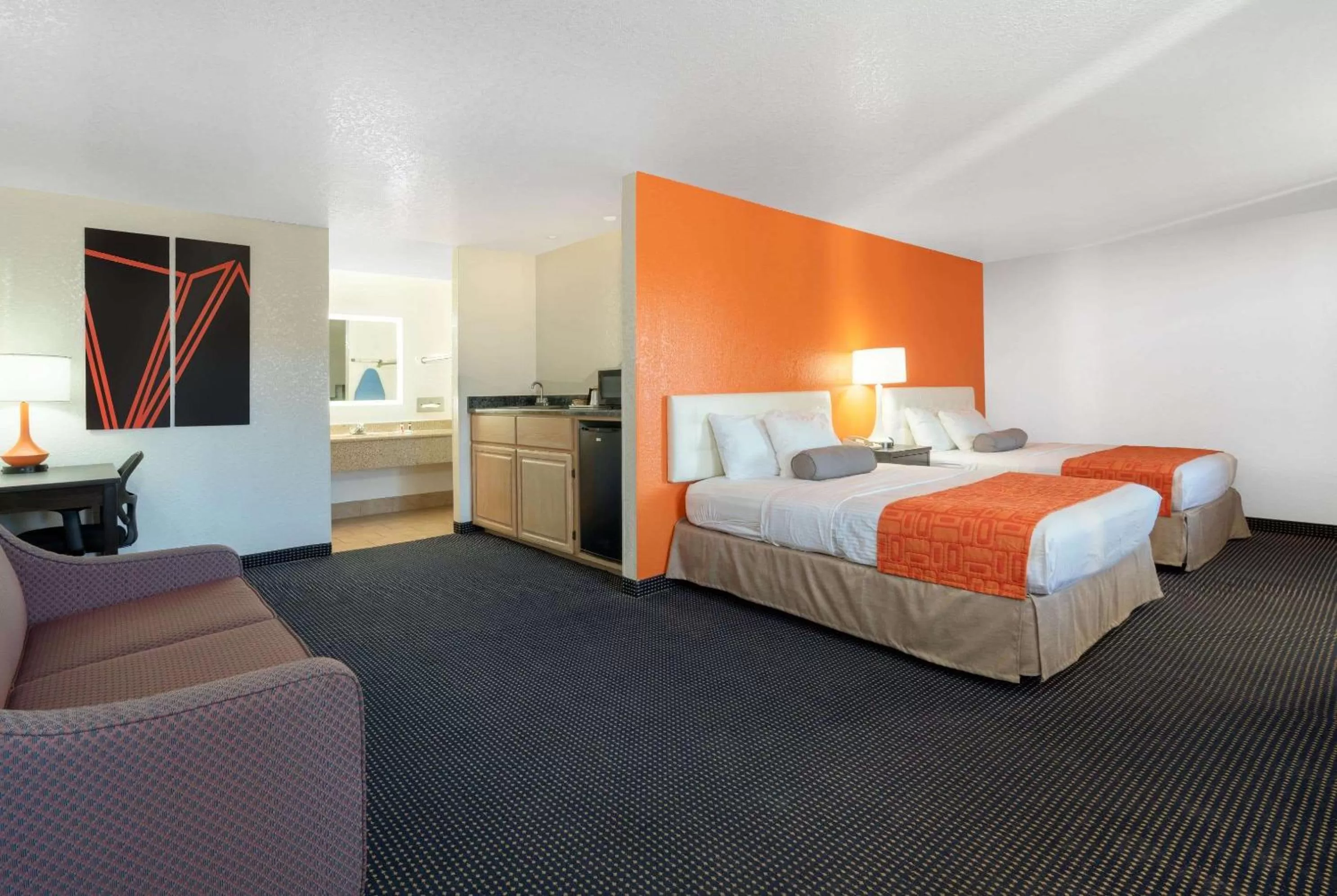 Photo of the whole room, Bed in Howard Johnson by Wyndham Holbrook
