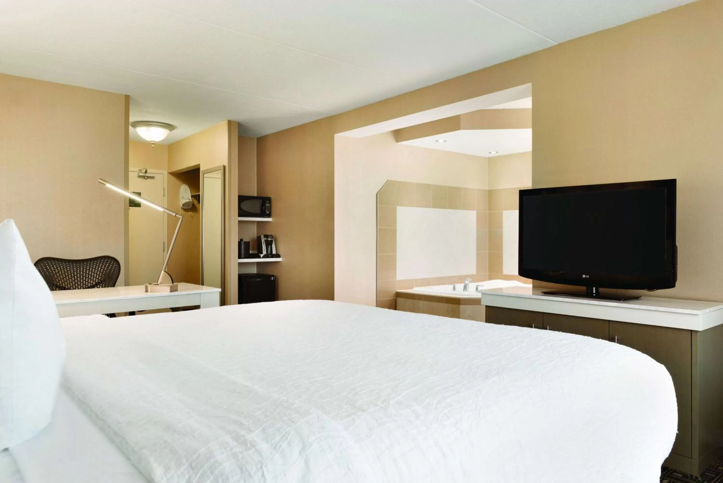 King Room with Whirlpool in Hilton Garden Inn Niagara-on-the-Lake