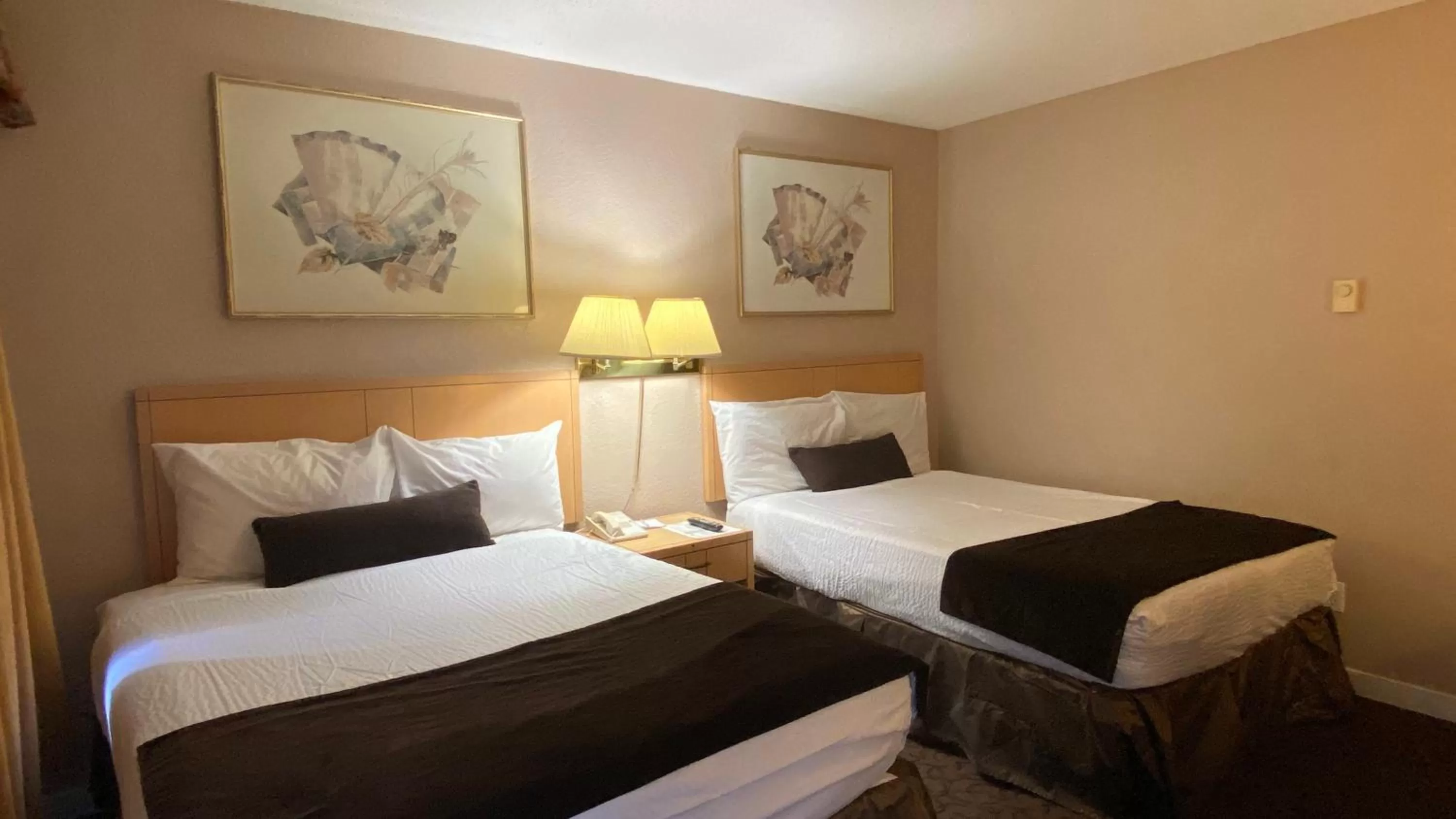 Studio with Two Double Beds - Non-Smoking in Howard Johnson by Wyndham Downtown Kamloops