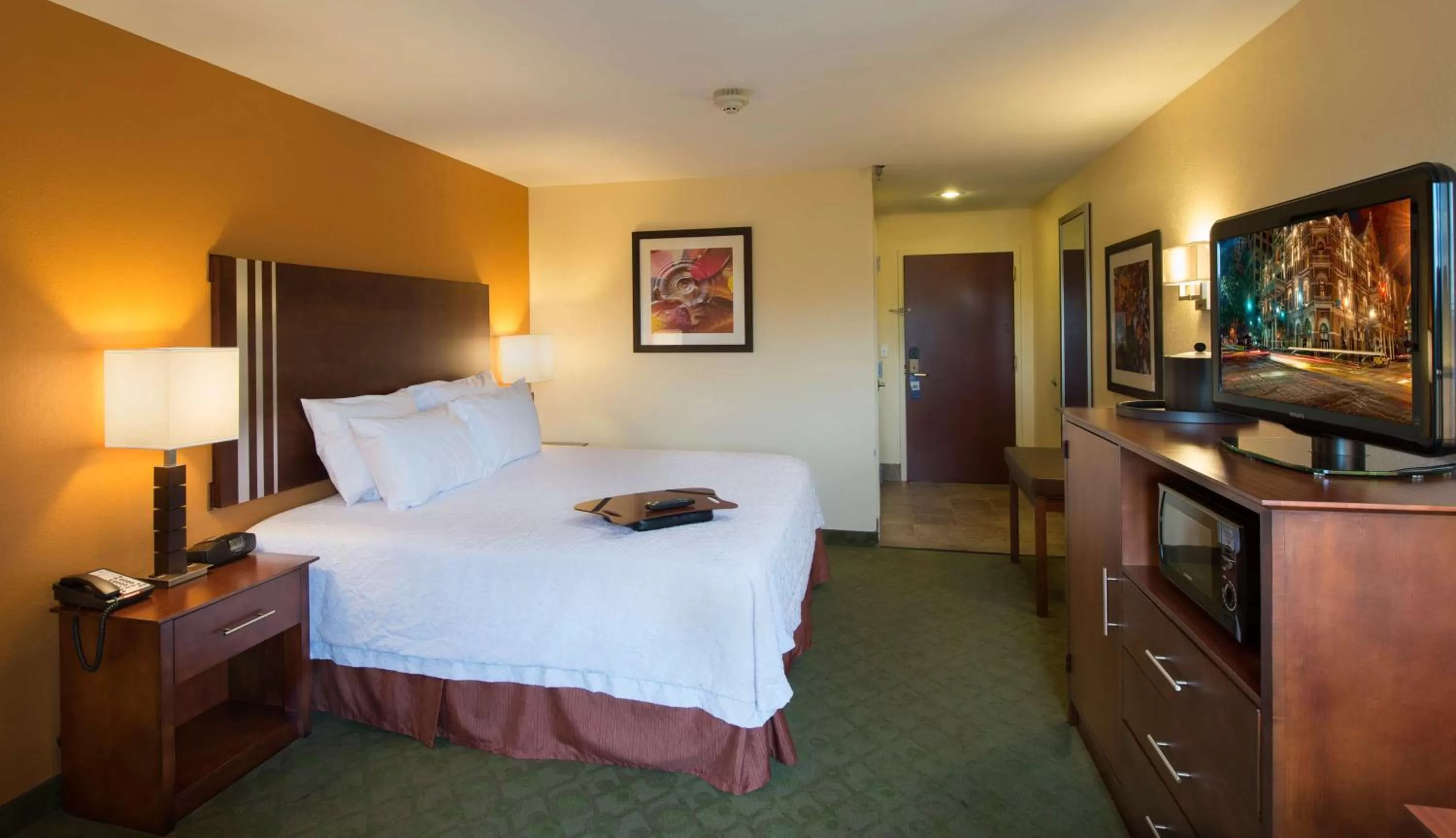 King Room with King Bed - Non-Smoking in Hampton Inn Cornelia