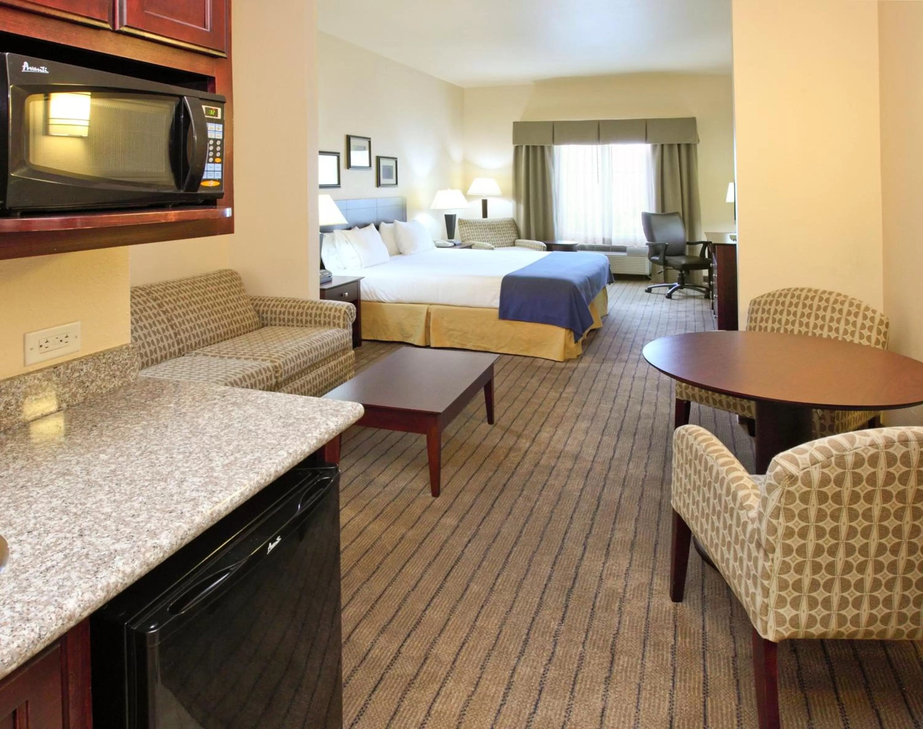 King Suite in Holiday Inn Express Hotel & Suites Marshall by IHG