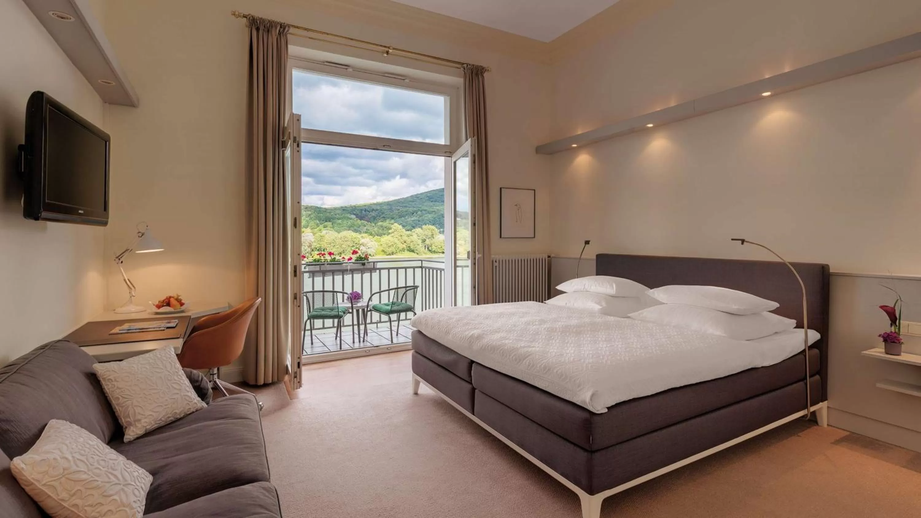 Comfort Double Room with River View and balcony in Rheinhotel Dreesen