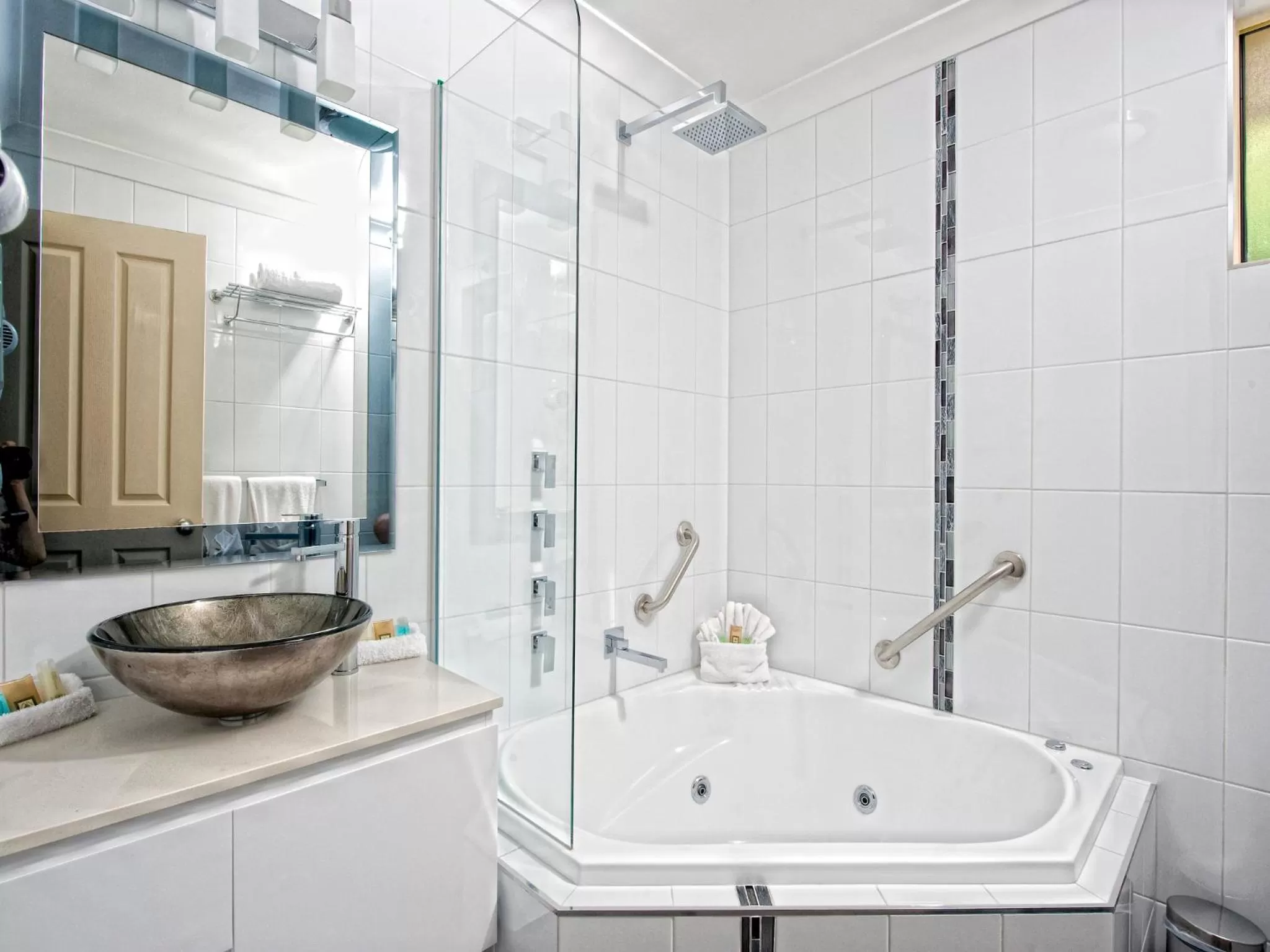 Deluxe Room with Spa Bath in Dolphin Shores