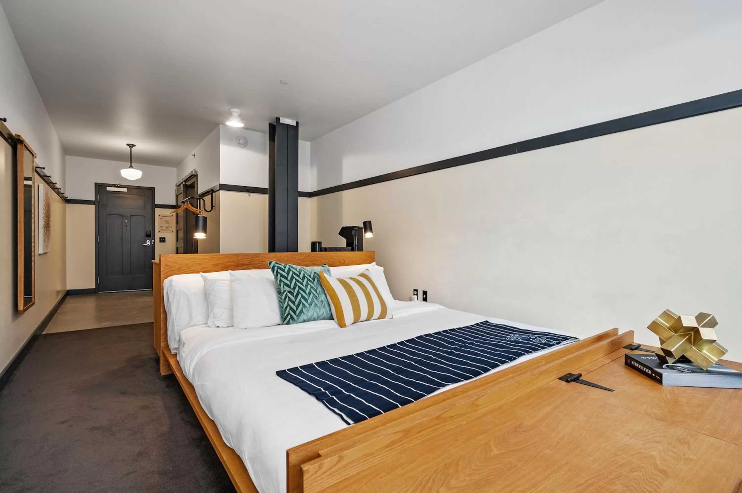 Superior King Room (Self Check-in with Virtual Front Desk) in The Maverick by Kasa