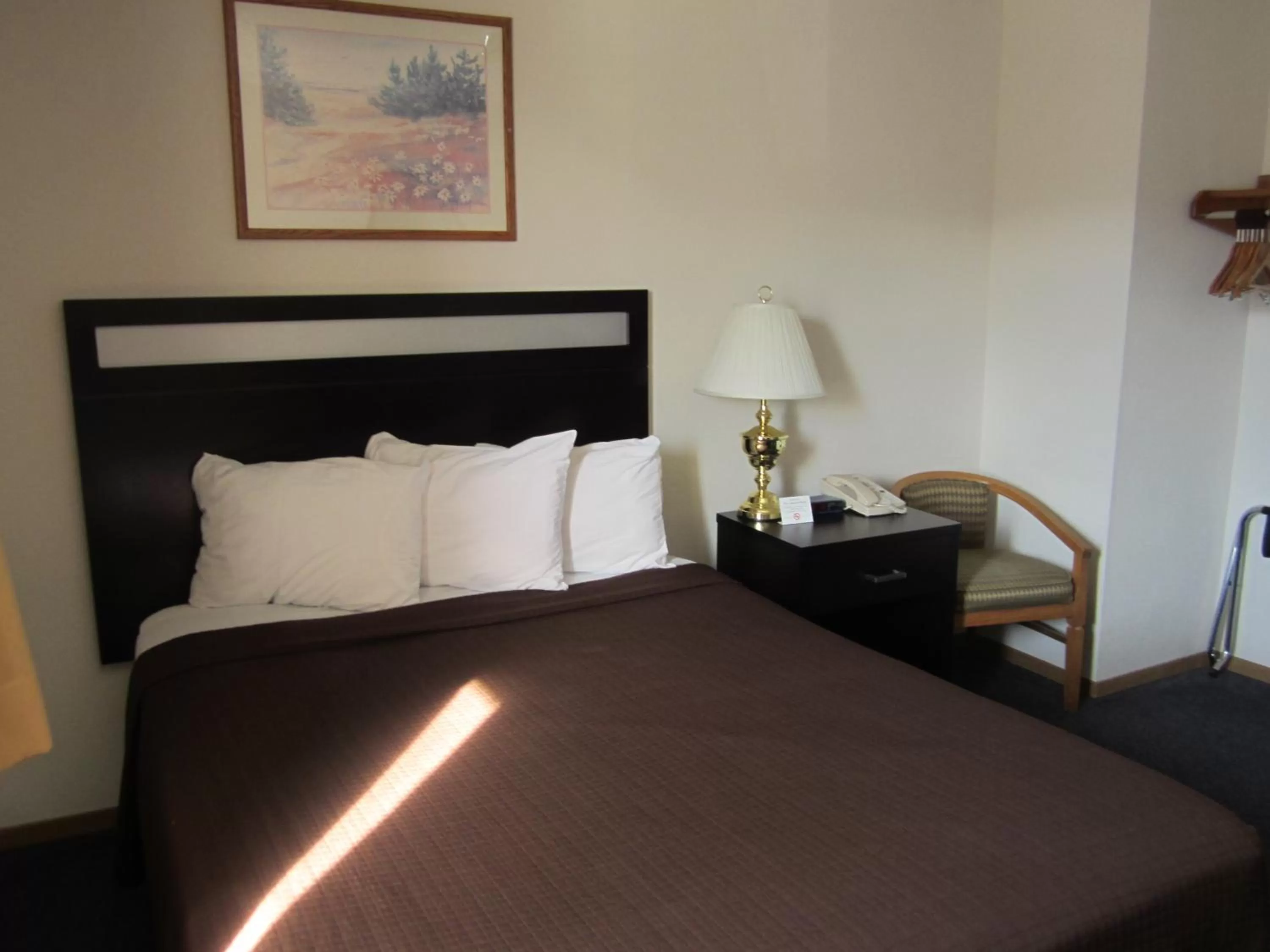 Queen Room - Disability Access/Non-Smoking in Super 8 by Wyndham Williams Lake BC
