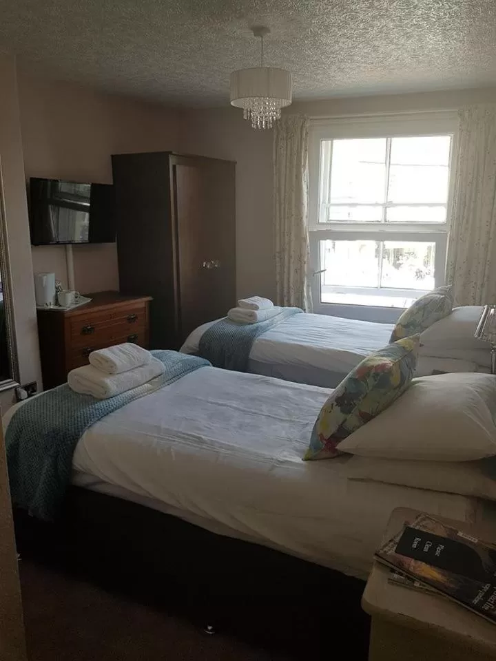Twin Room with Bathroom in George and Dragon Ashbourne