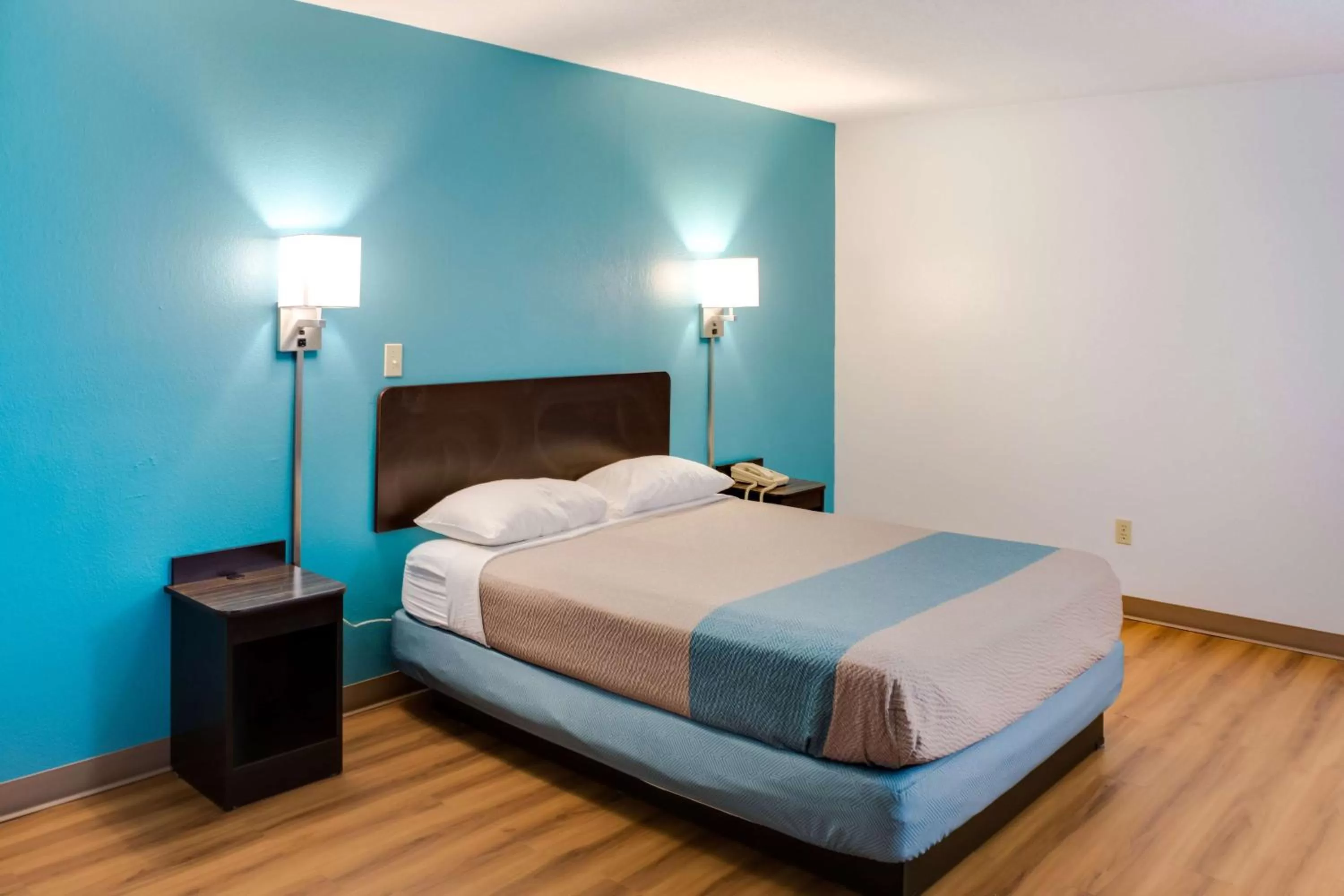 Deluxe Queen Room - single occupancy - Non-Smoking in Motel 6-Richmond, IN