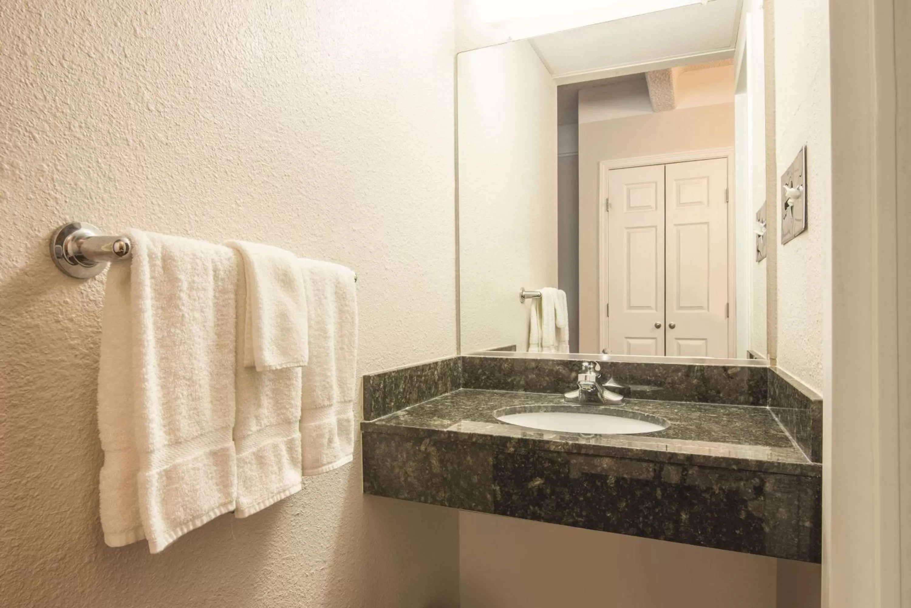 King Room - Mobility Access/Non-Smoking in La Quinta by Wyndham Silverthorne - Summit Co