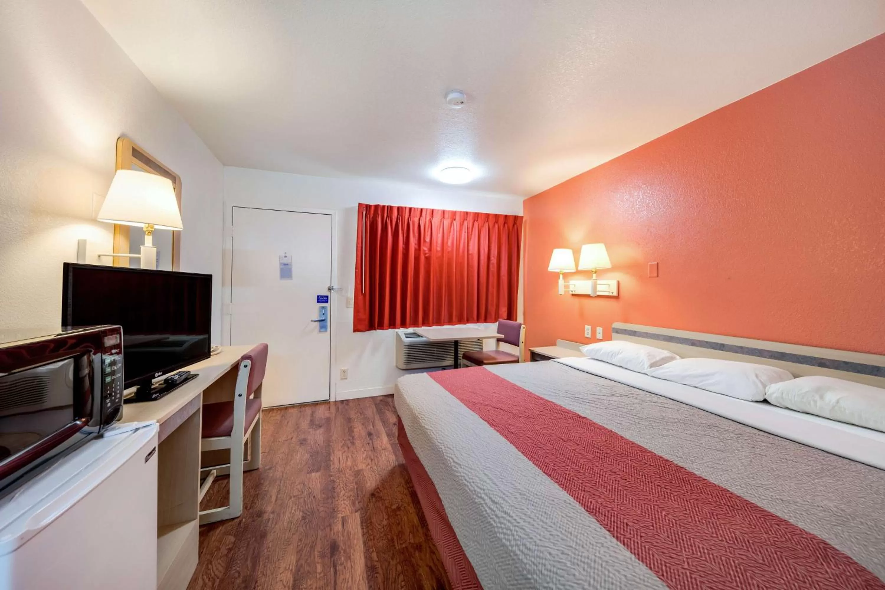 Deluxe King Room - single occupancy - Smoking in Motel 6-Greenville, TX