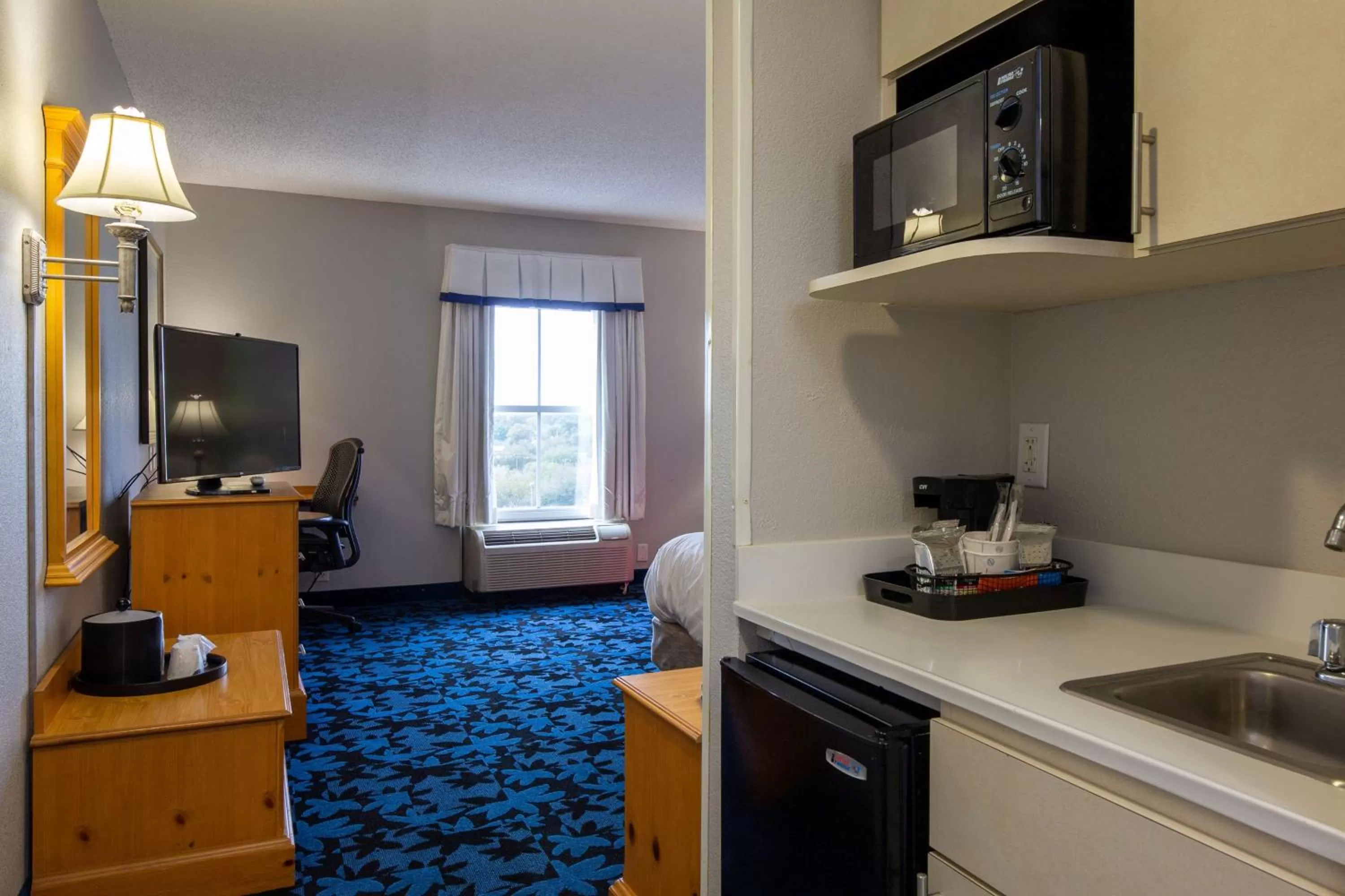 Bedroom in Hampton Inn & Suites Jacksonville Deerwood Park