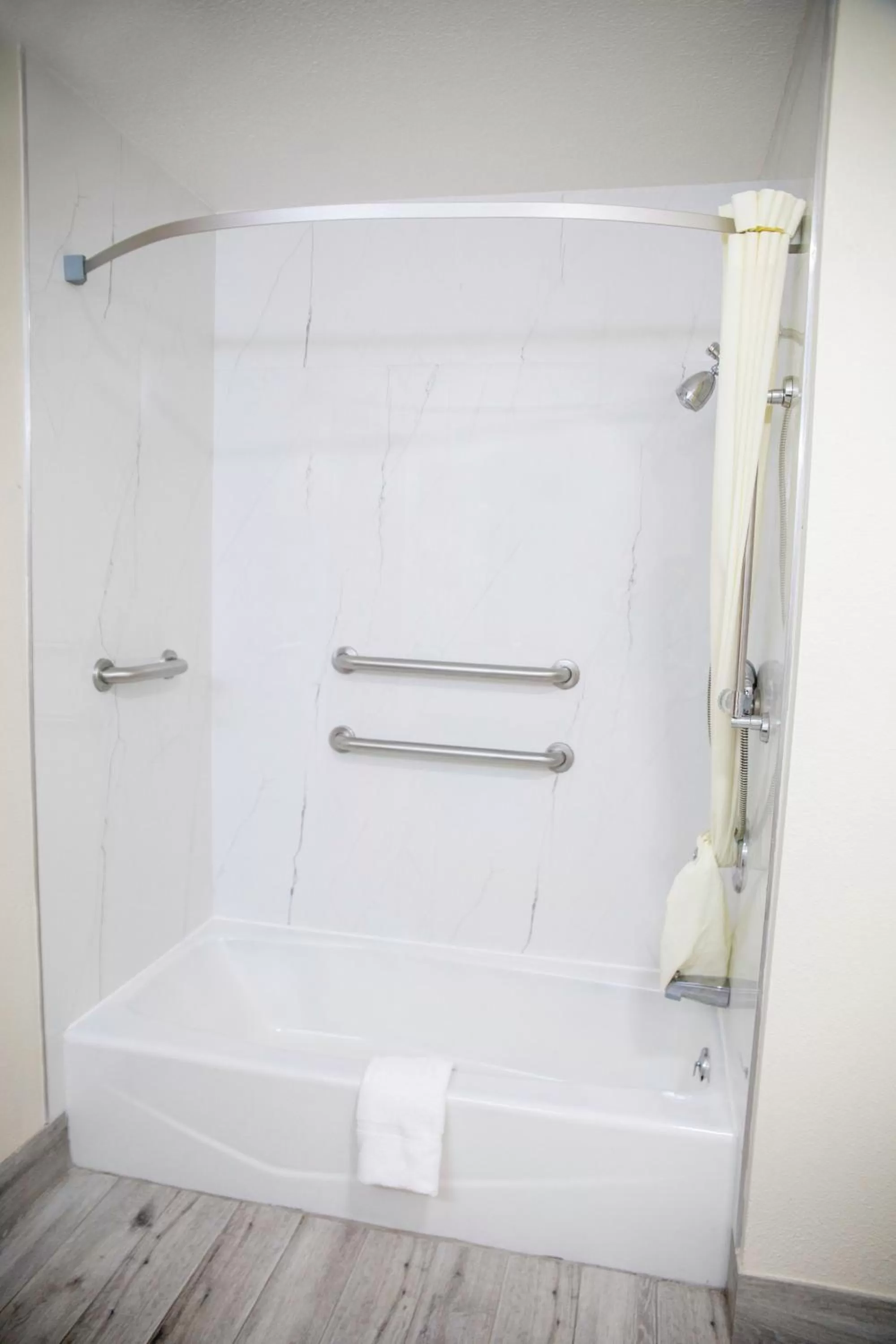 Queen Room - Disability Access/Non-Smoking in Super 8 by Wyndham Mountain Home