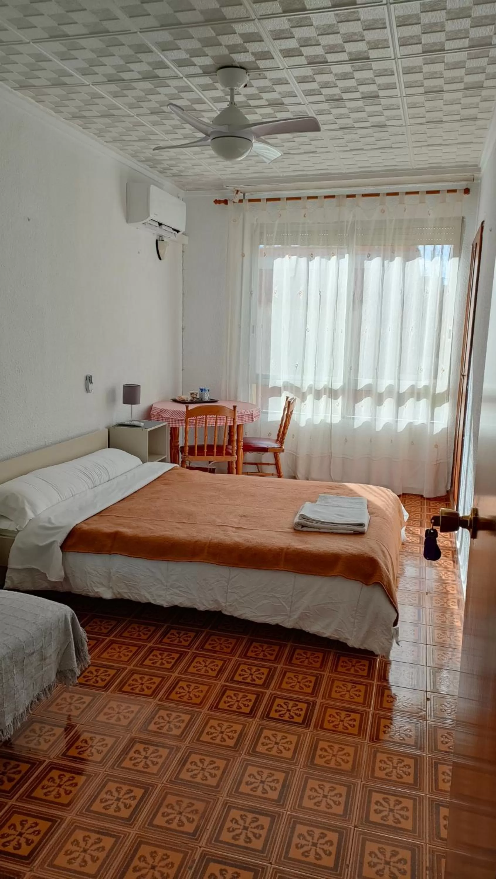 Budget Twin Room in Pensión Benavente AP-7 3min coche Playa 5 min Self check-in 24h