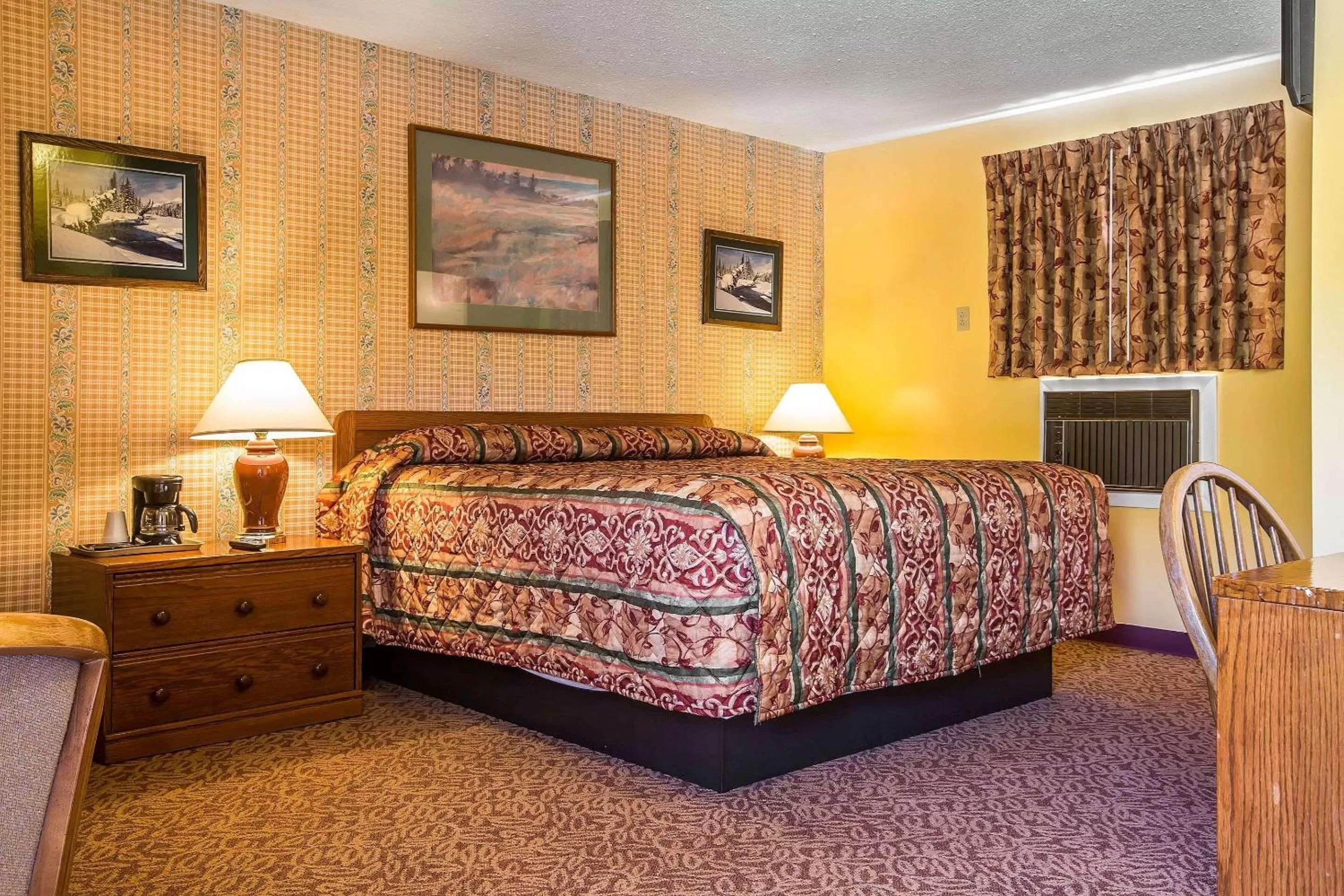 King Room - Non-Smoking in Rodeway Inn Lincoln I-93