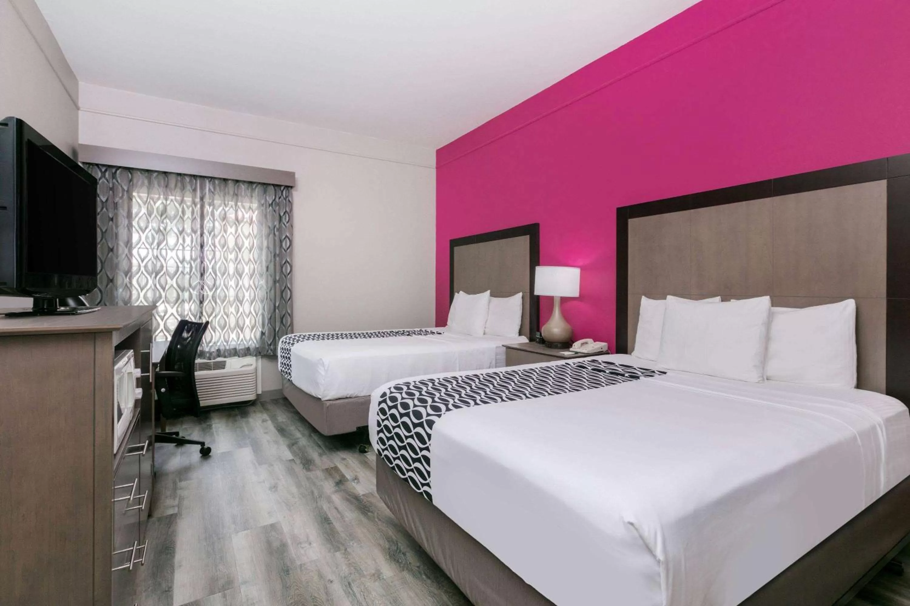 2 QN Beds, Mobility/Hearing Access Room, Pool View, Roll-In Shower, No Smoking in La Quinta by Wyndham Fredericksburg