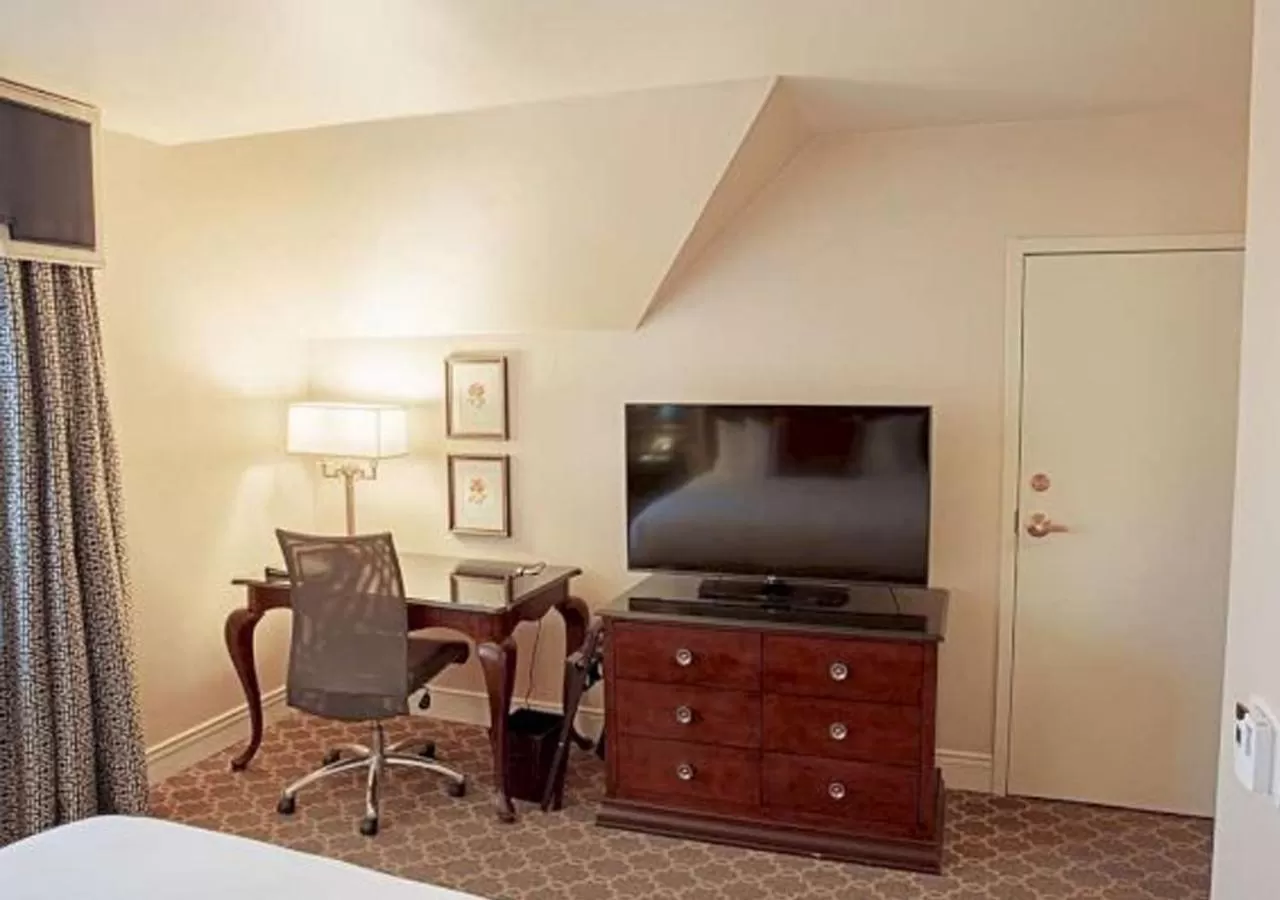 Corner Double Room with Two Double Beds  in Hotel Roanoke & Conference Center, Curio Collection by Hilton