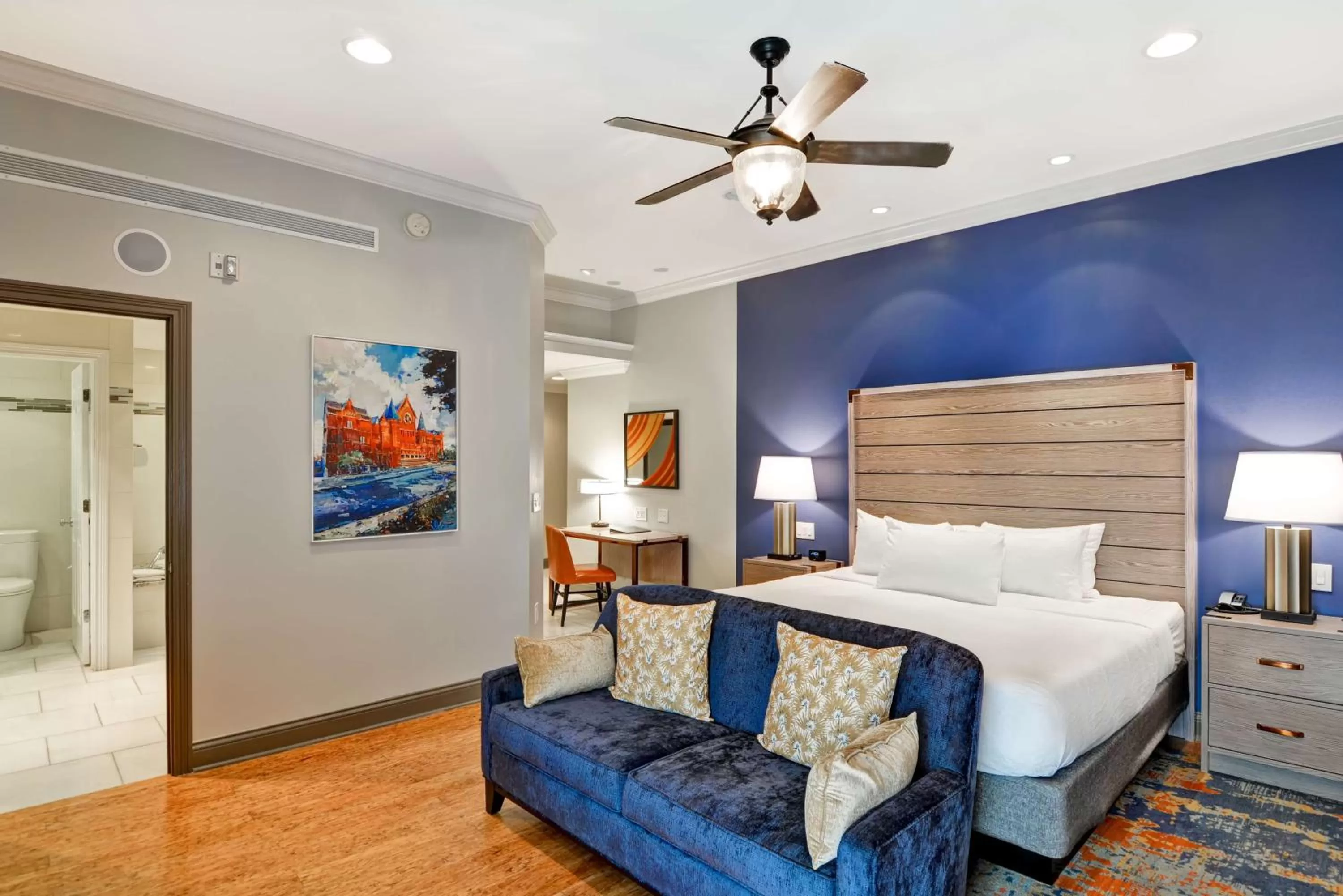 King Room with Whirlpool in The Cincinnatian Curio Collection by Hilton