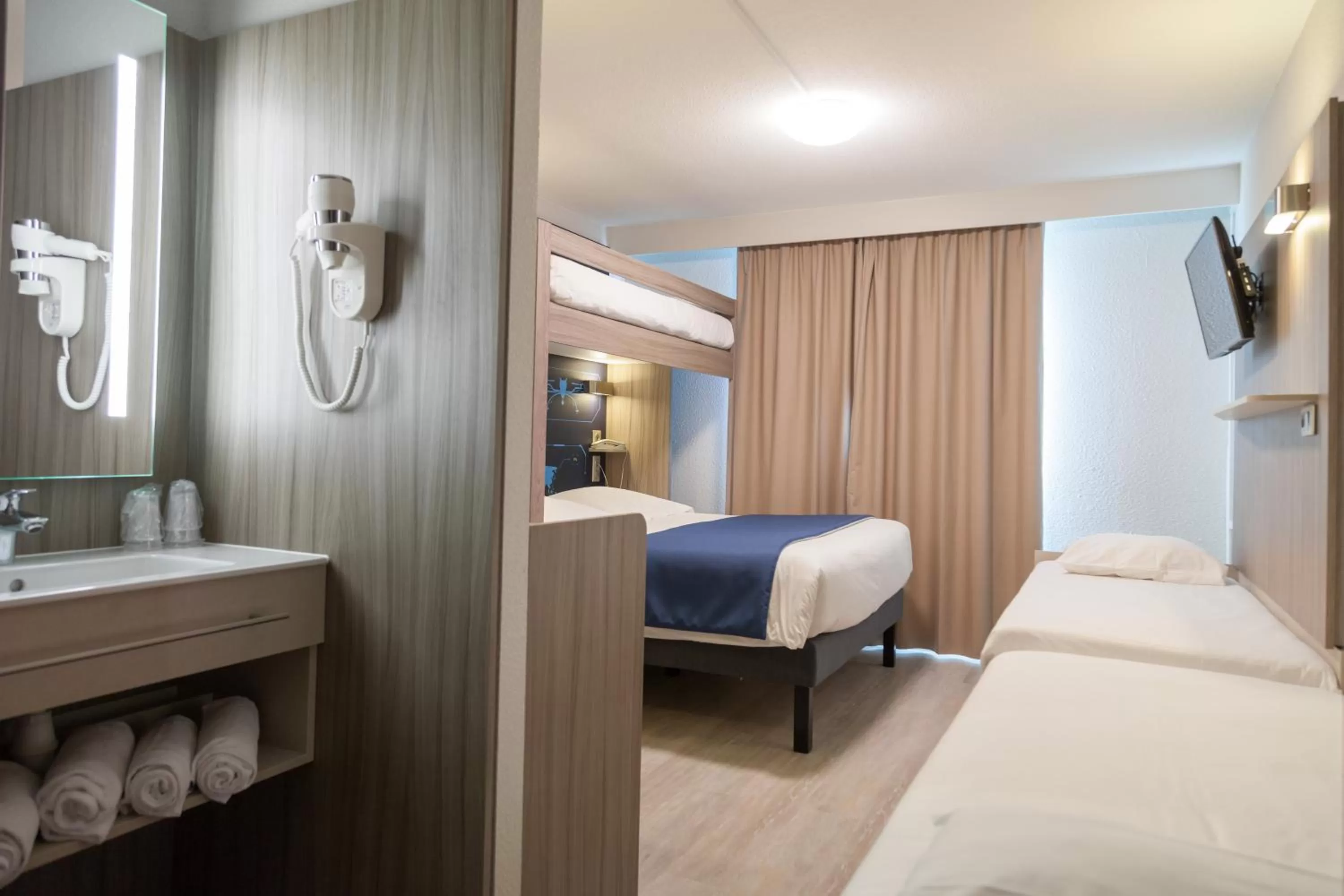 Quintuple Room (5 single beds) in Kyriad Poitiers Jules Verne Site du Futuroscope