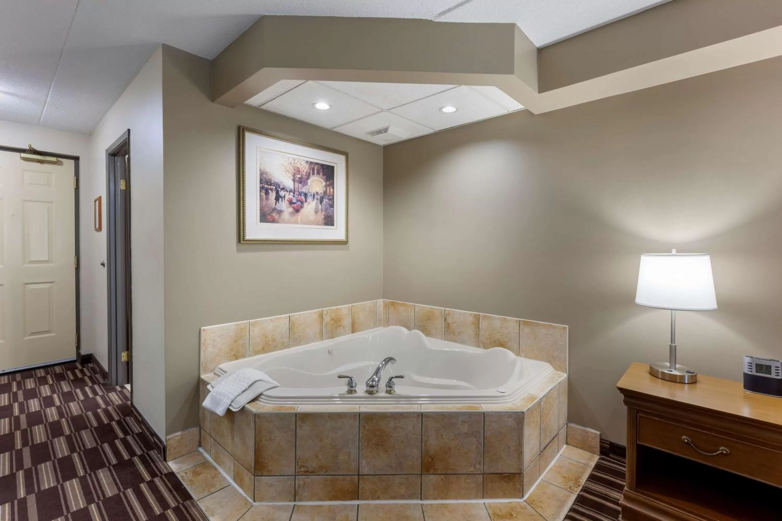 King Room with Fireplace and Spa Bath in Best Western Plus Orillia Hotel