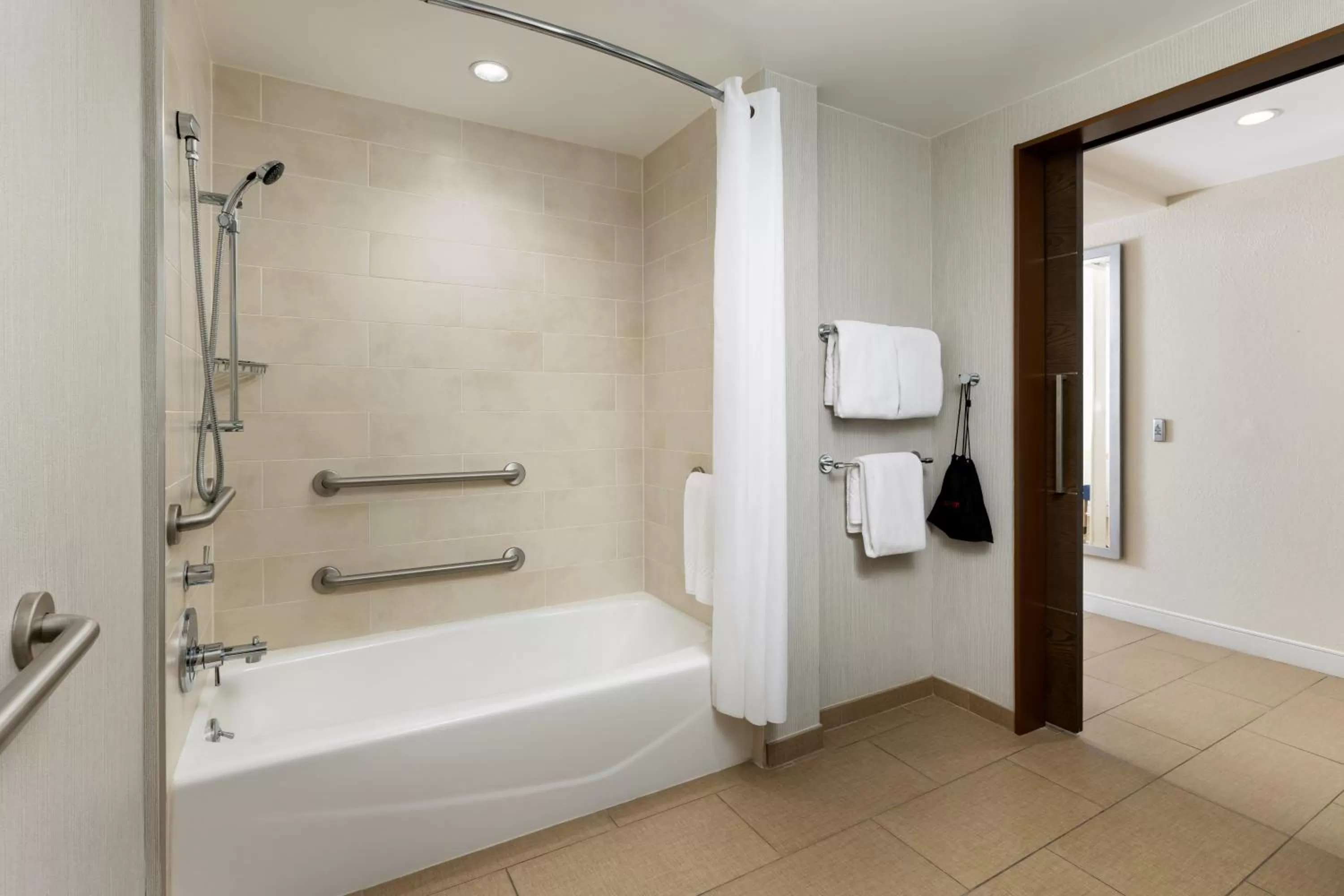 Queen Room - Disability Access in The Anza-a Calabasas Hotel