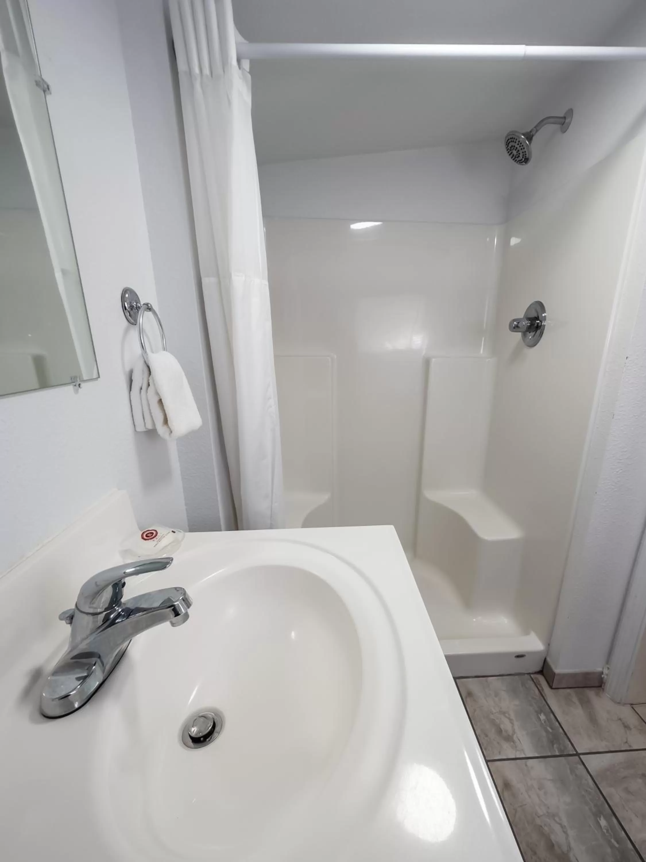 Queen Room in Terimore Lodging by the Sea