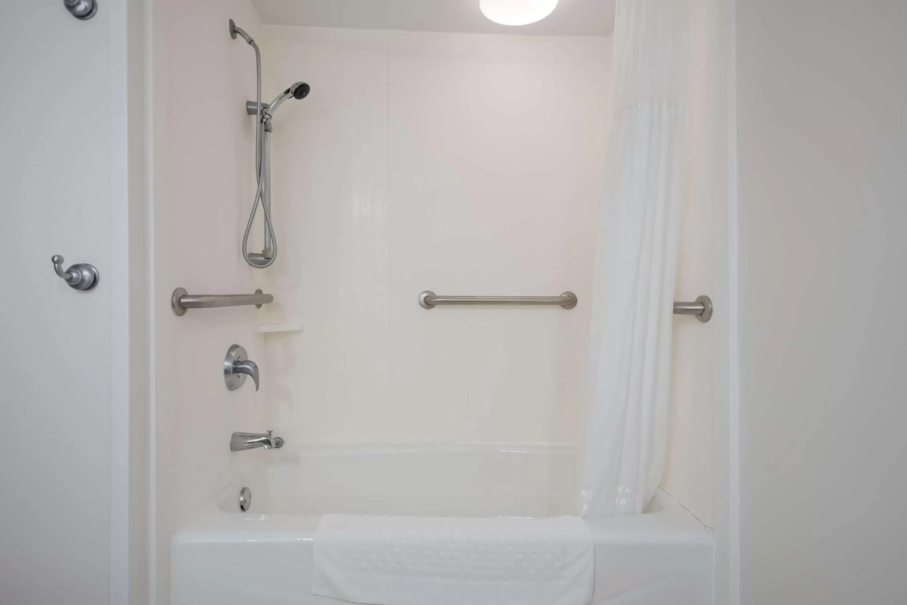Queen Room - Disability Access Tub in Best Western Batesville