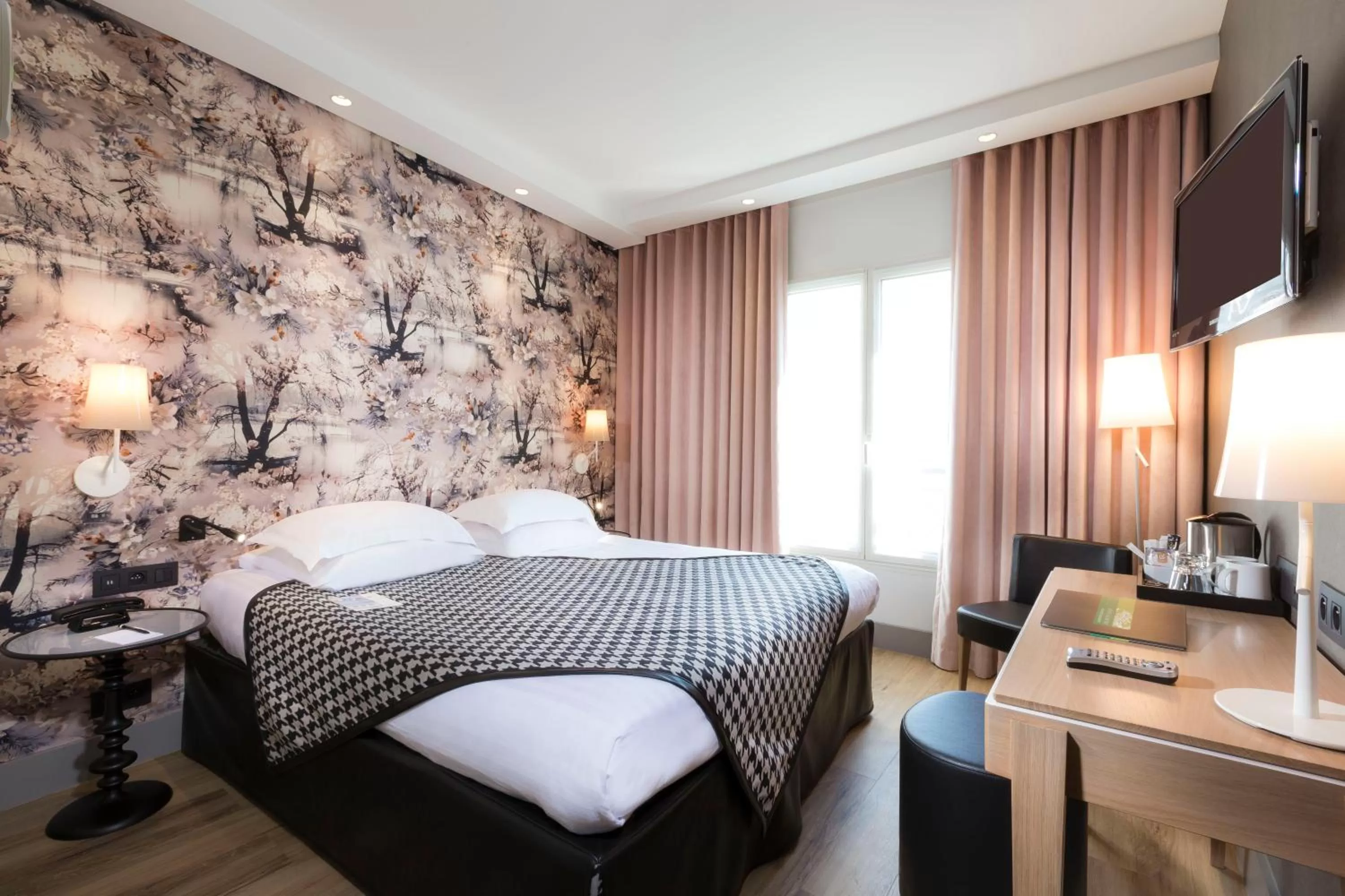 Classic Double or Twin Room in Hotel Acanthe - Boulogne Billancourt