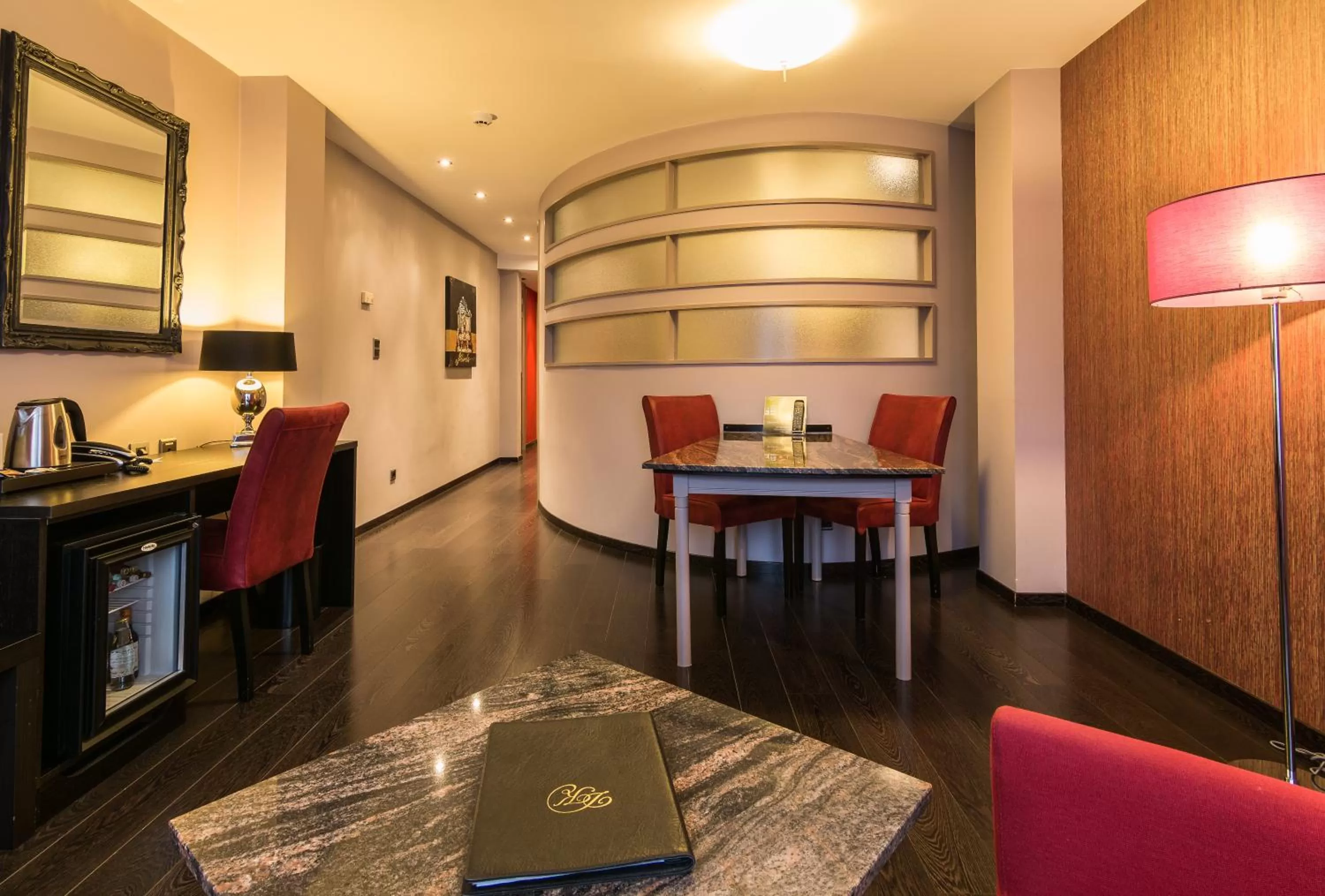 Deluxe Suite in De Keyser Hotel