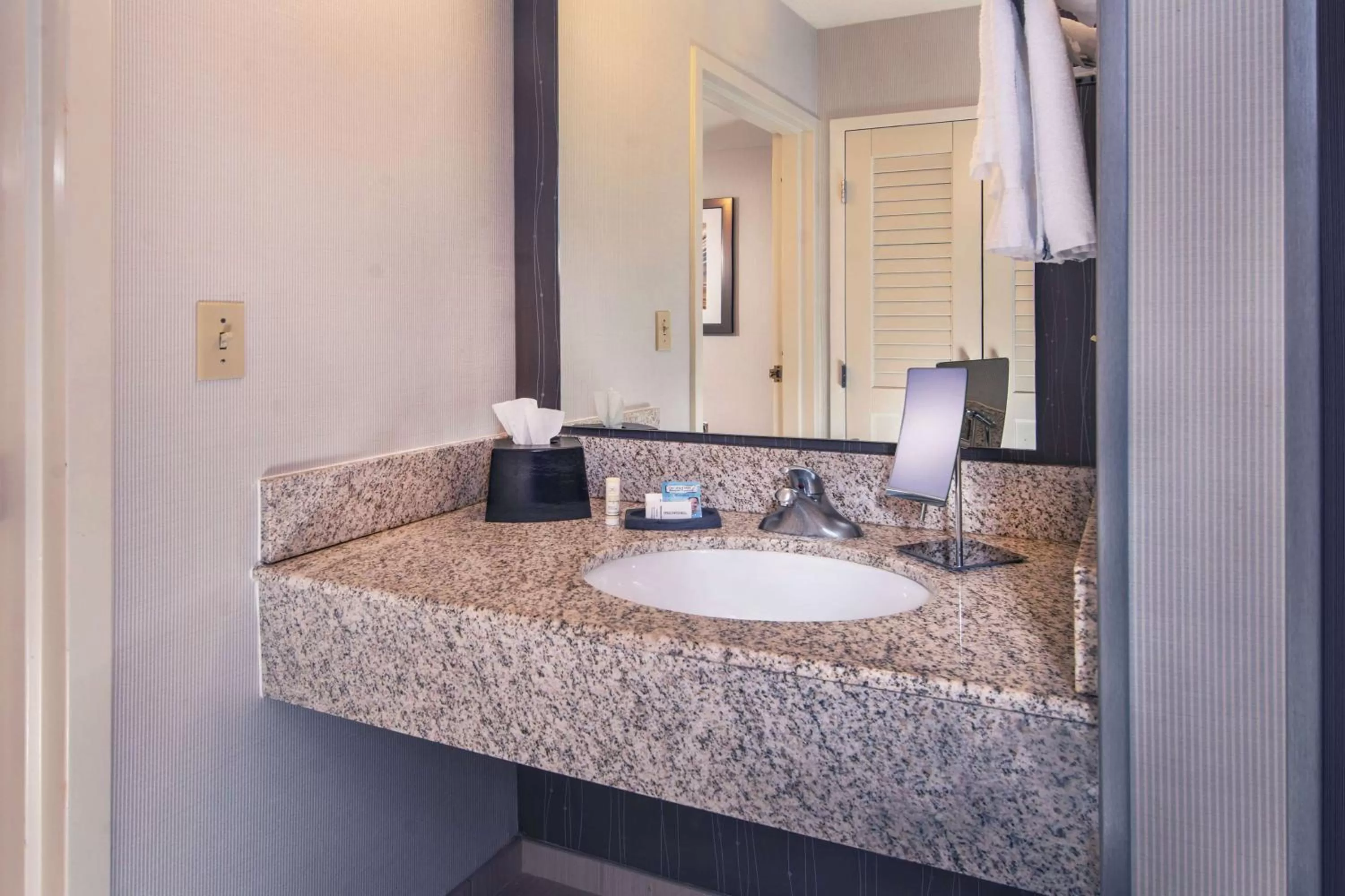 Guestroom Two Queens with Tub - Mobility/Hearing Accessible in Sonesta Select Allentown Bethlehem Airport