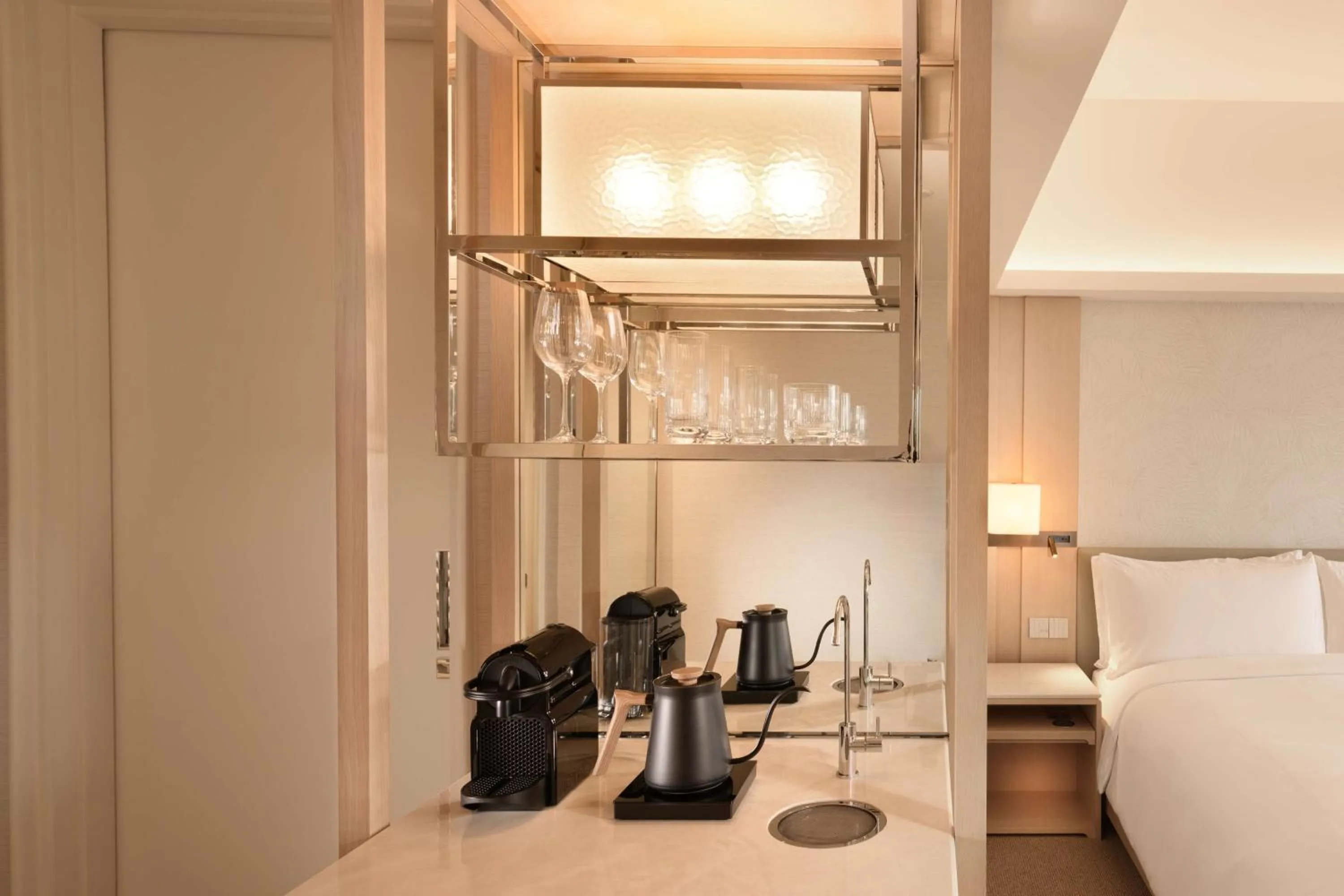 Executive Twin Room with Balcony and Lounge Access in Conrad Singapore Orchard