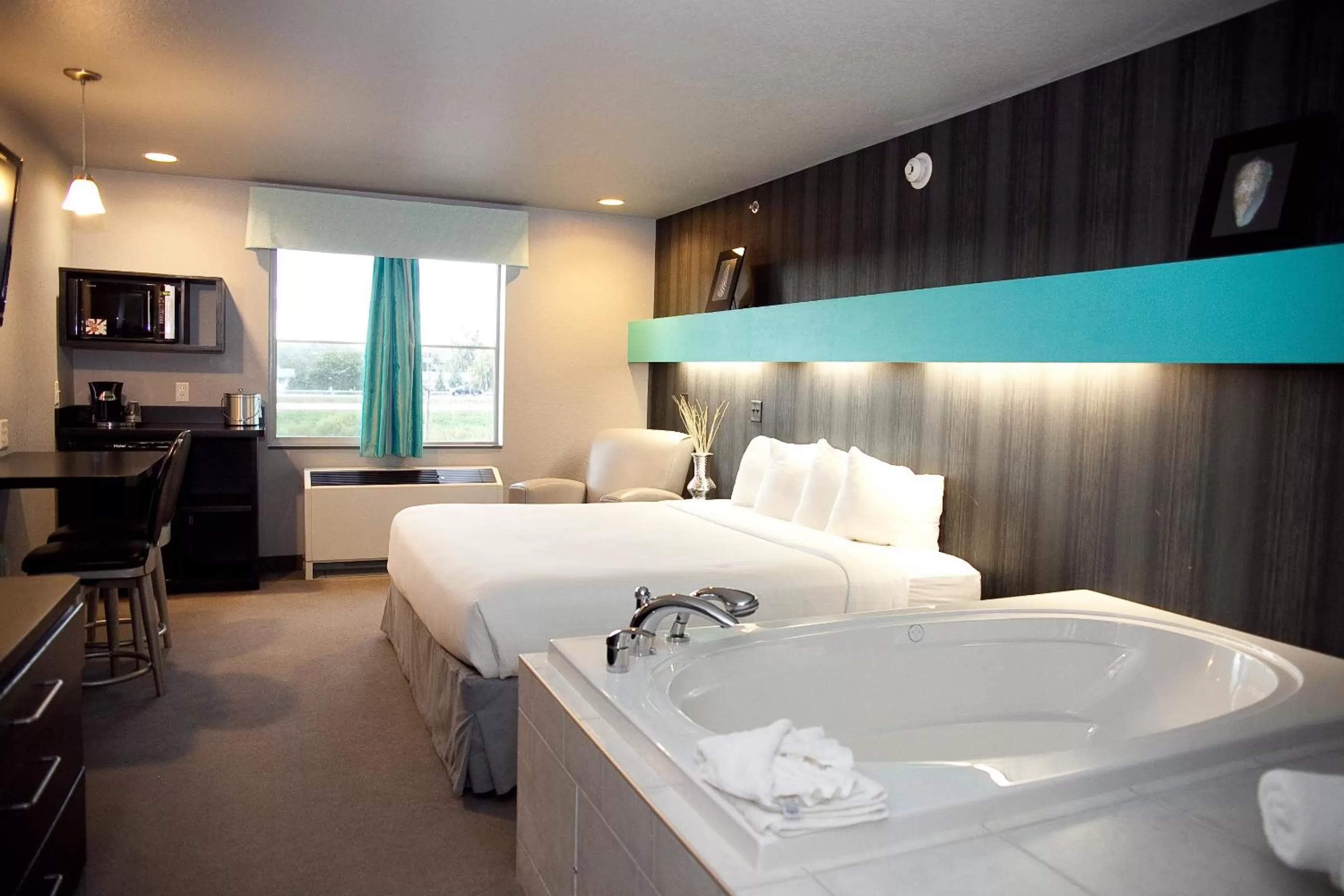 King Studio with Spa Bath - Non-Smoking in Metropolis Resort - Eau Claire