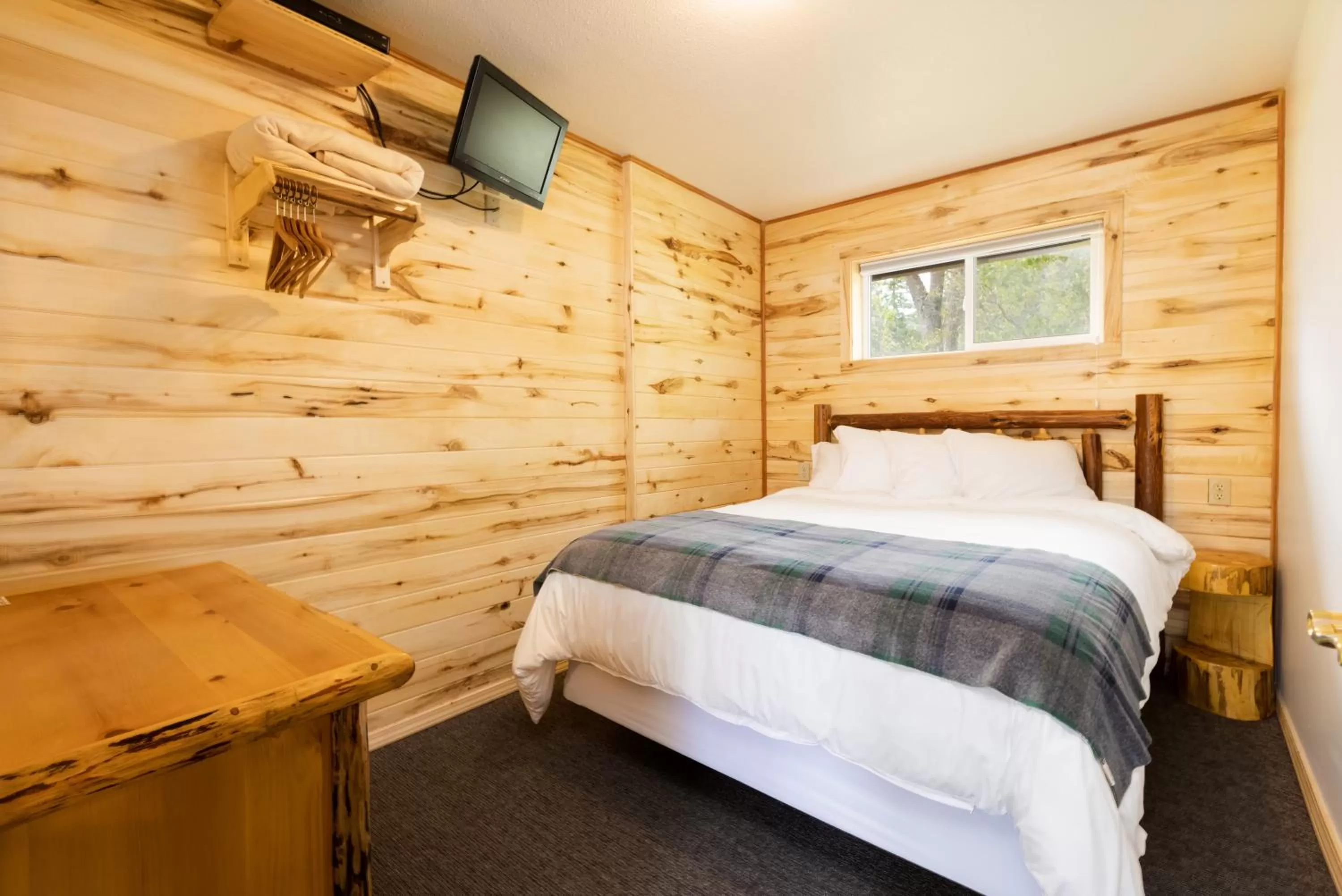 Deluxe Double Room in Beargrass Lodging & RV Resort