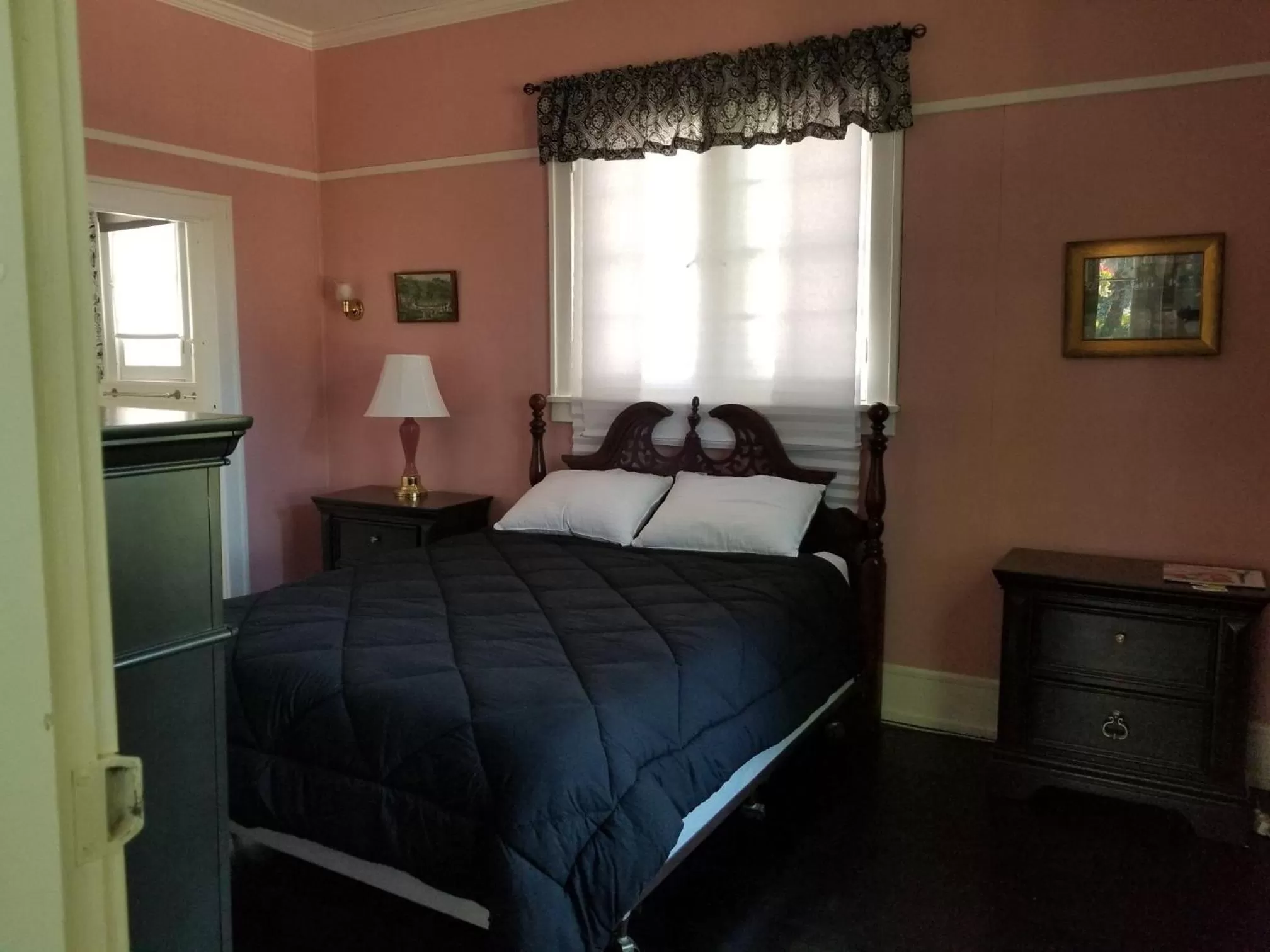 Deluxe Queen Room - single occupancy in Charlevoix House
