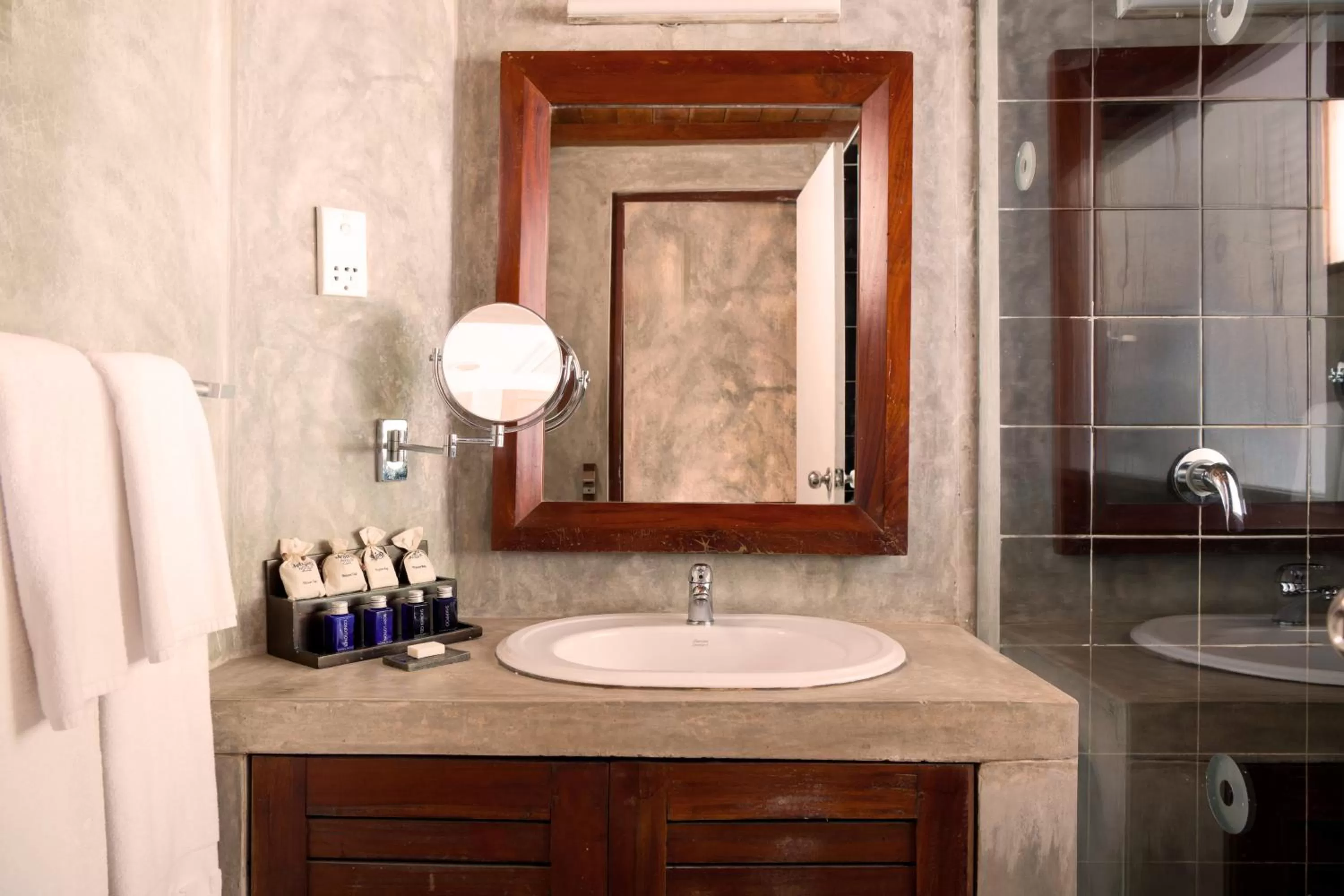 Standard Twin Room with Sea View - single occupancy - 15% off on Spa and at Black Coral & Center Point restaurants in Jetwing Sea