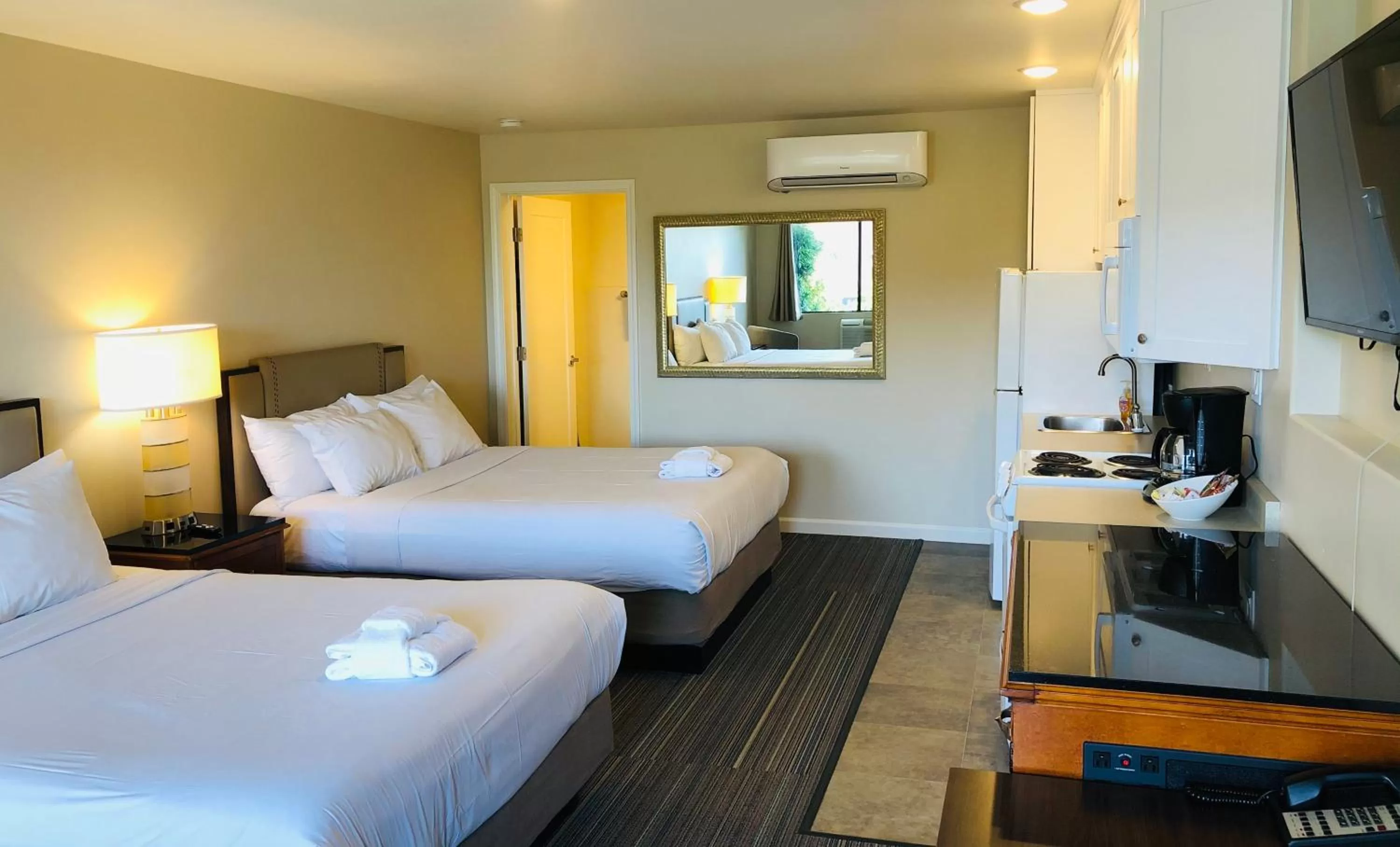 Double Room with Kitchenette and Patio in Moonlight Beach Motel
