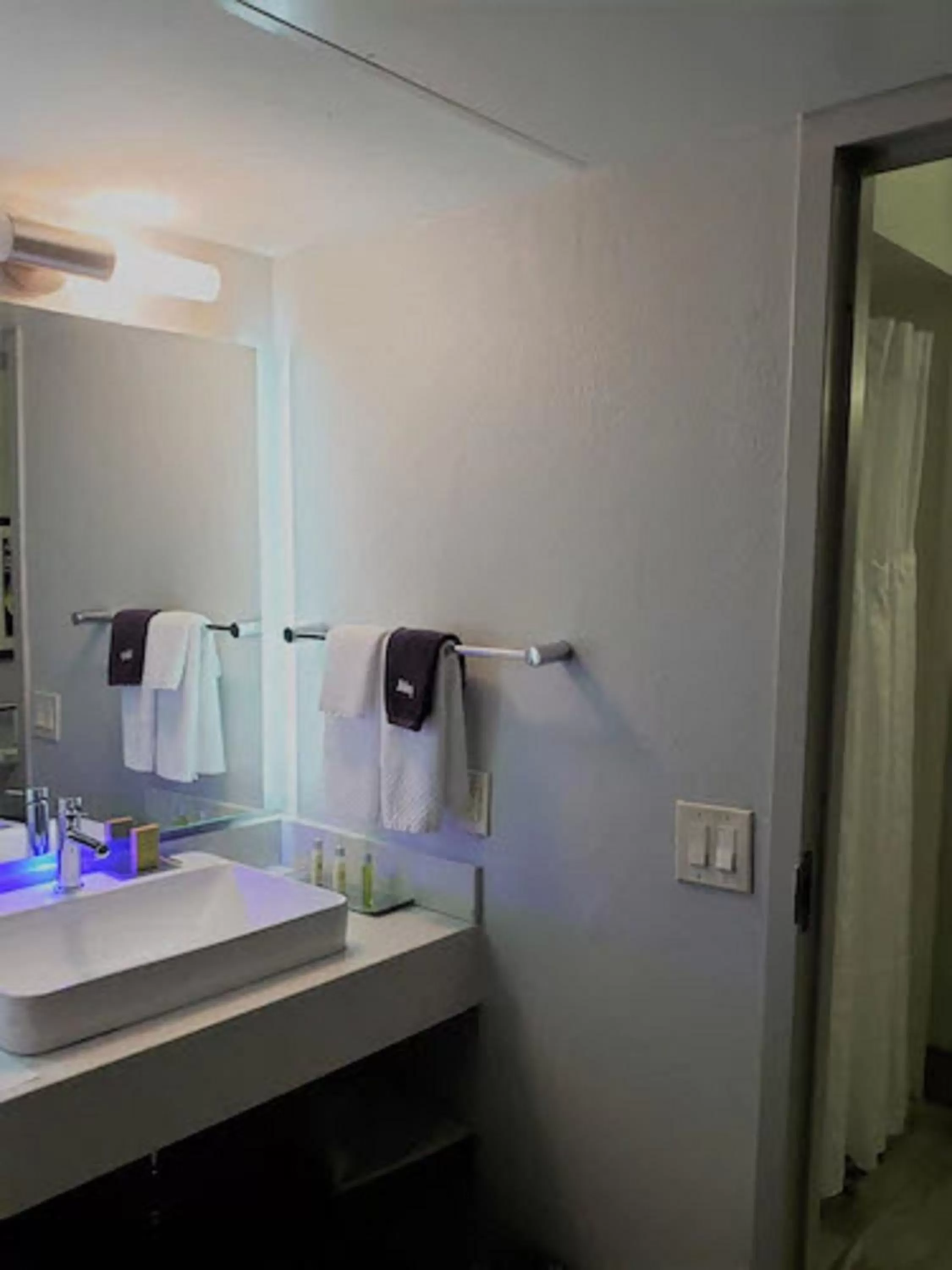 King Room in DoubleTree by Hilton Austin Northwest - Arboretum