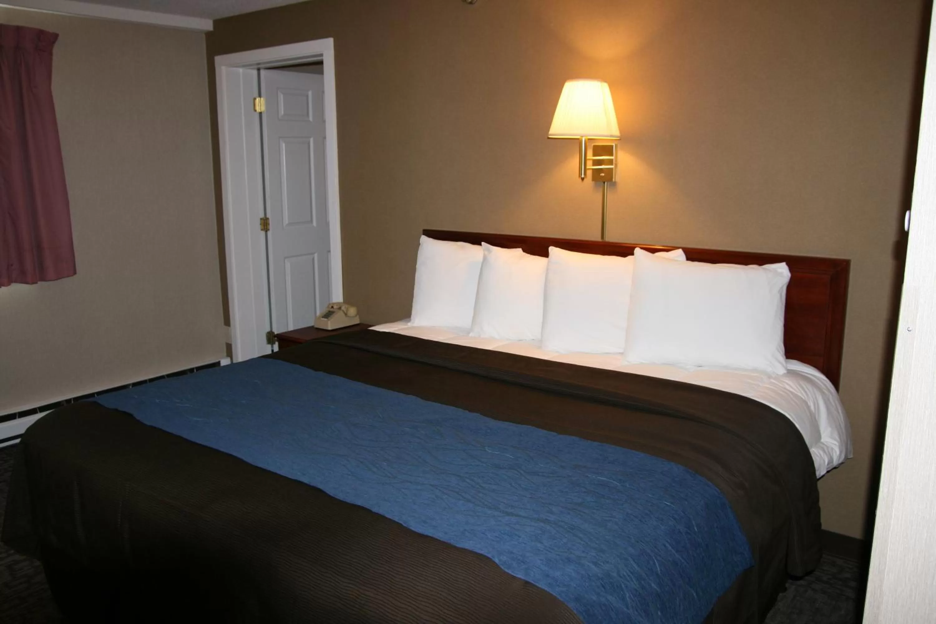 Deluxe King Suite in Bangor Inn & Suites