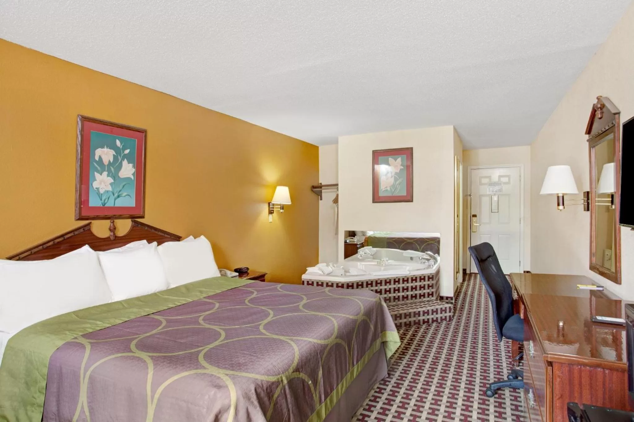 King Suite with Spa Bath- Non-Smoking in Super 8 by Wyndham Forrest City AR