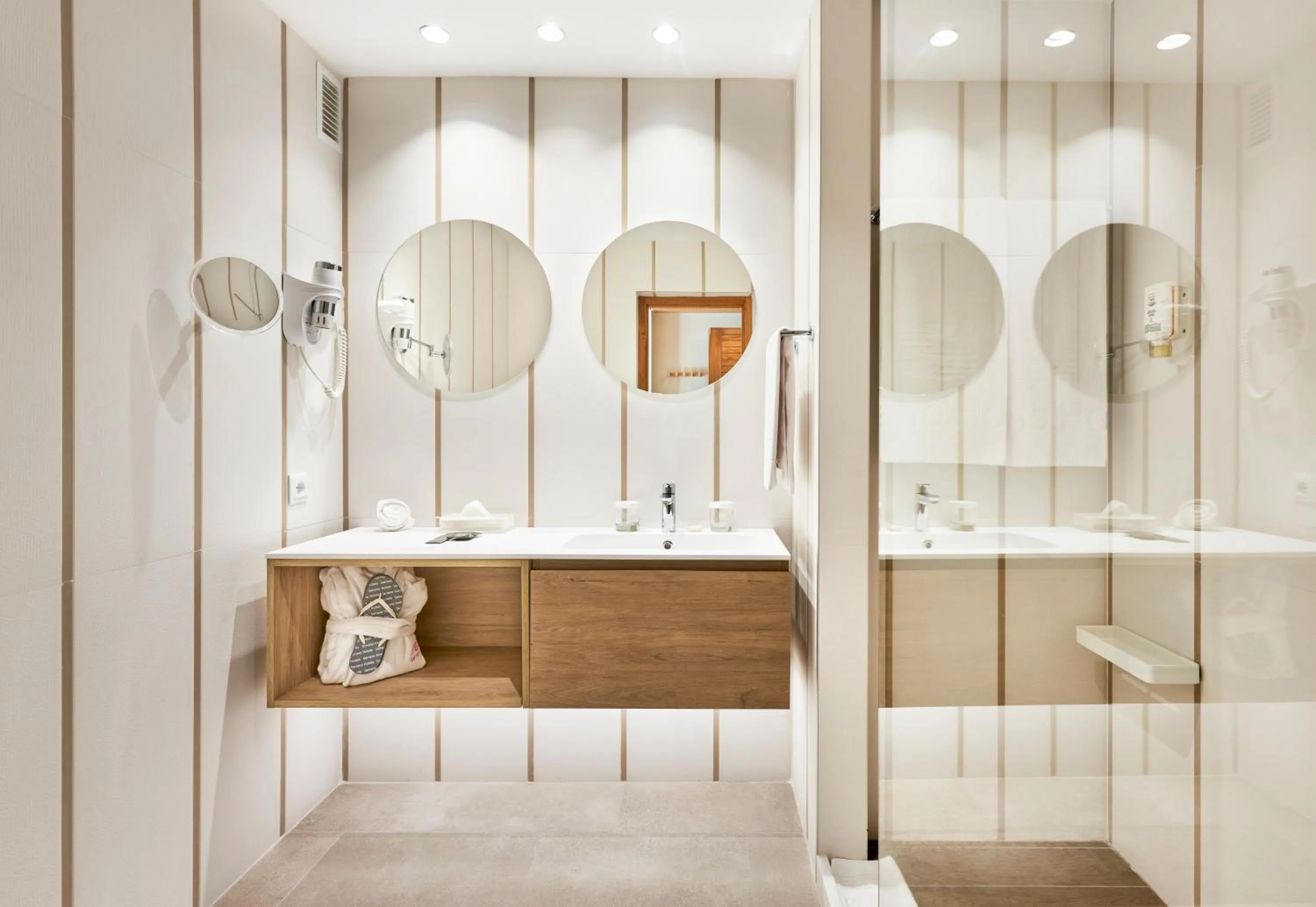 Twin Room (2 Adults + 1 Child) in Hotel & Spa S'Entrador Playa