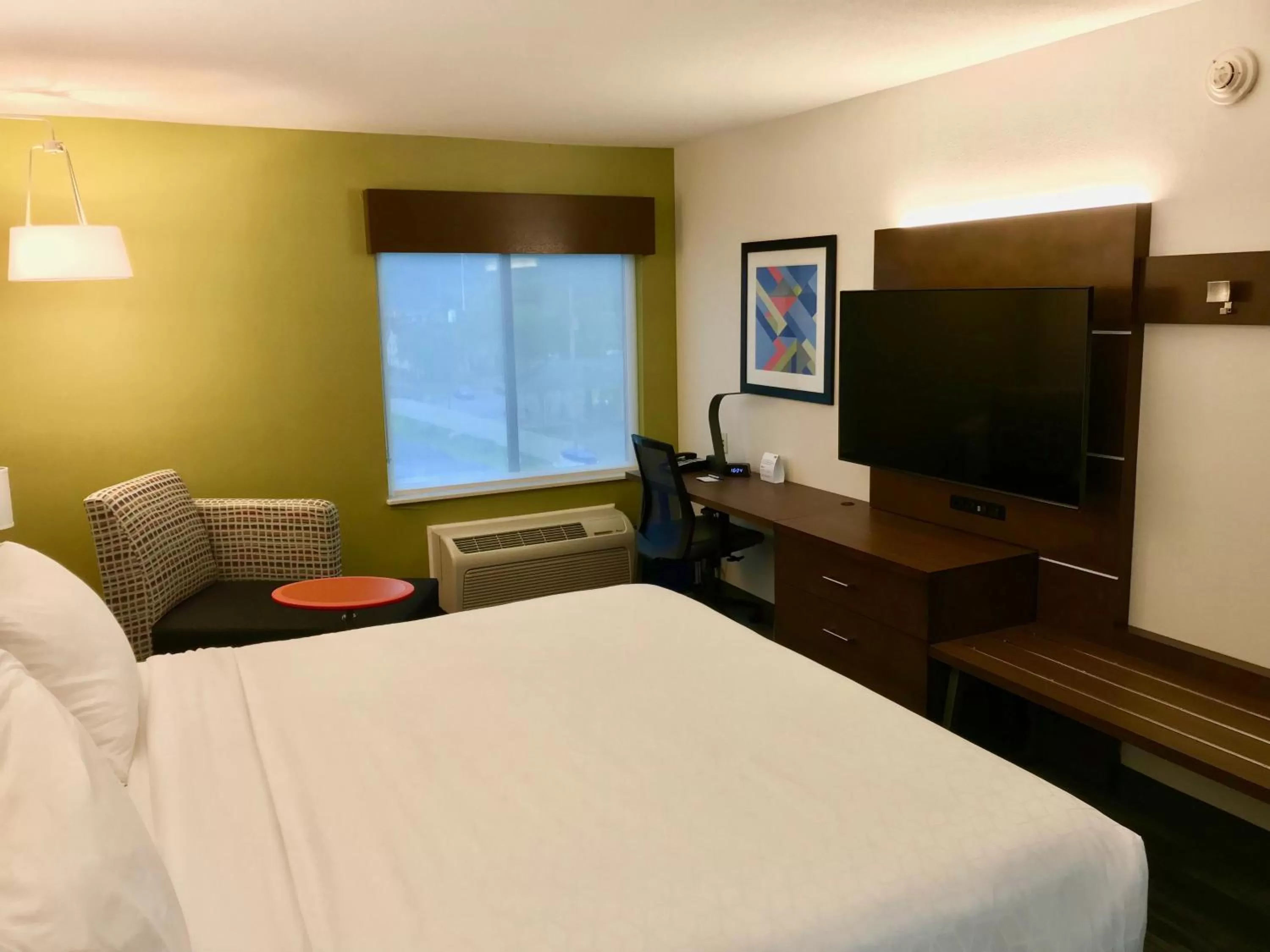 Standard King Room with Mobility Accessible Tub in Holiday Inn Express Fishkill-Mid Hudson Valley by IHG