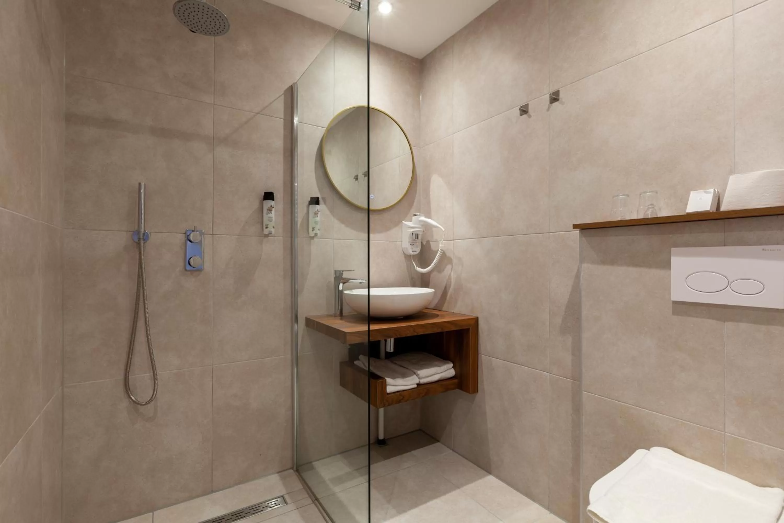 Shower in Amsterdam Hotel Uithoorn