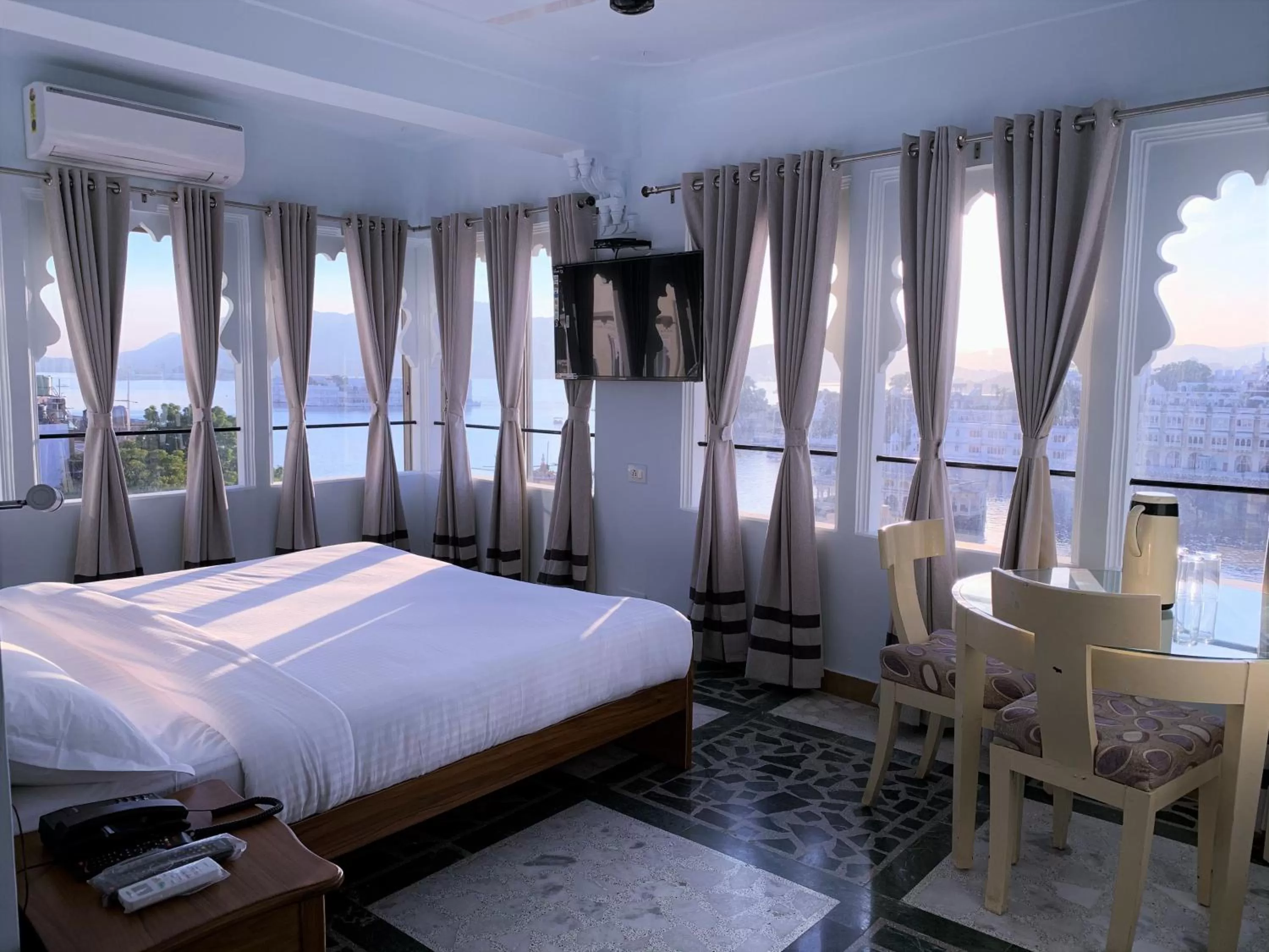 Family Room with Lake View in Hotel The Tiger