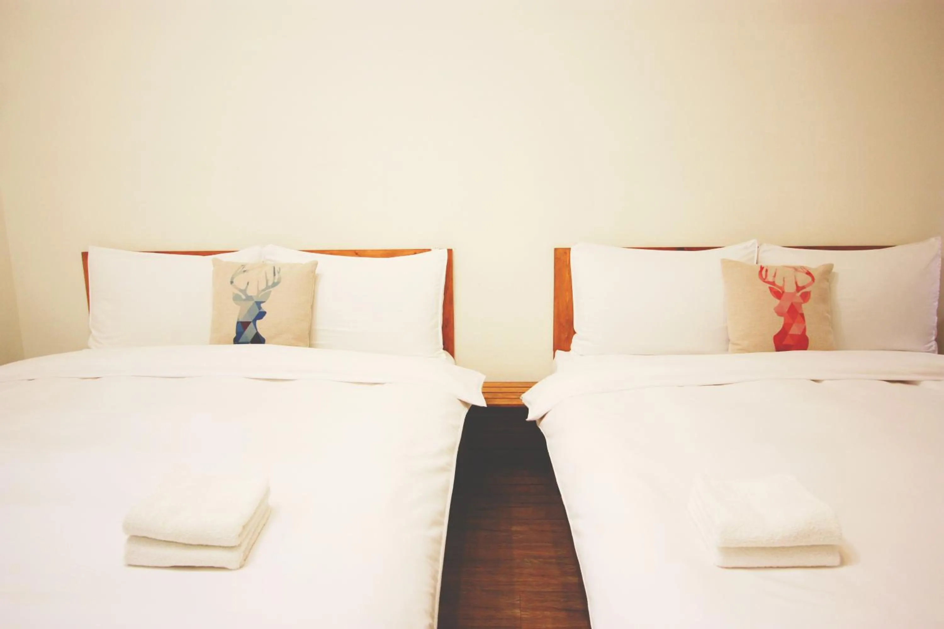 Exquisite Twin Room with Private Bathroom in OC Hostel