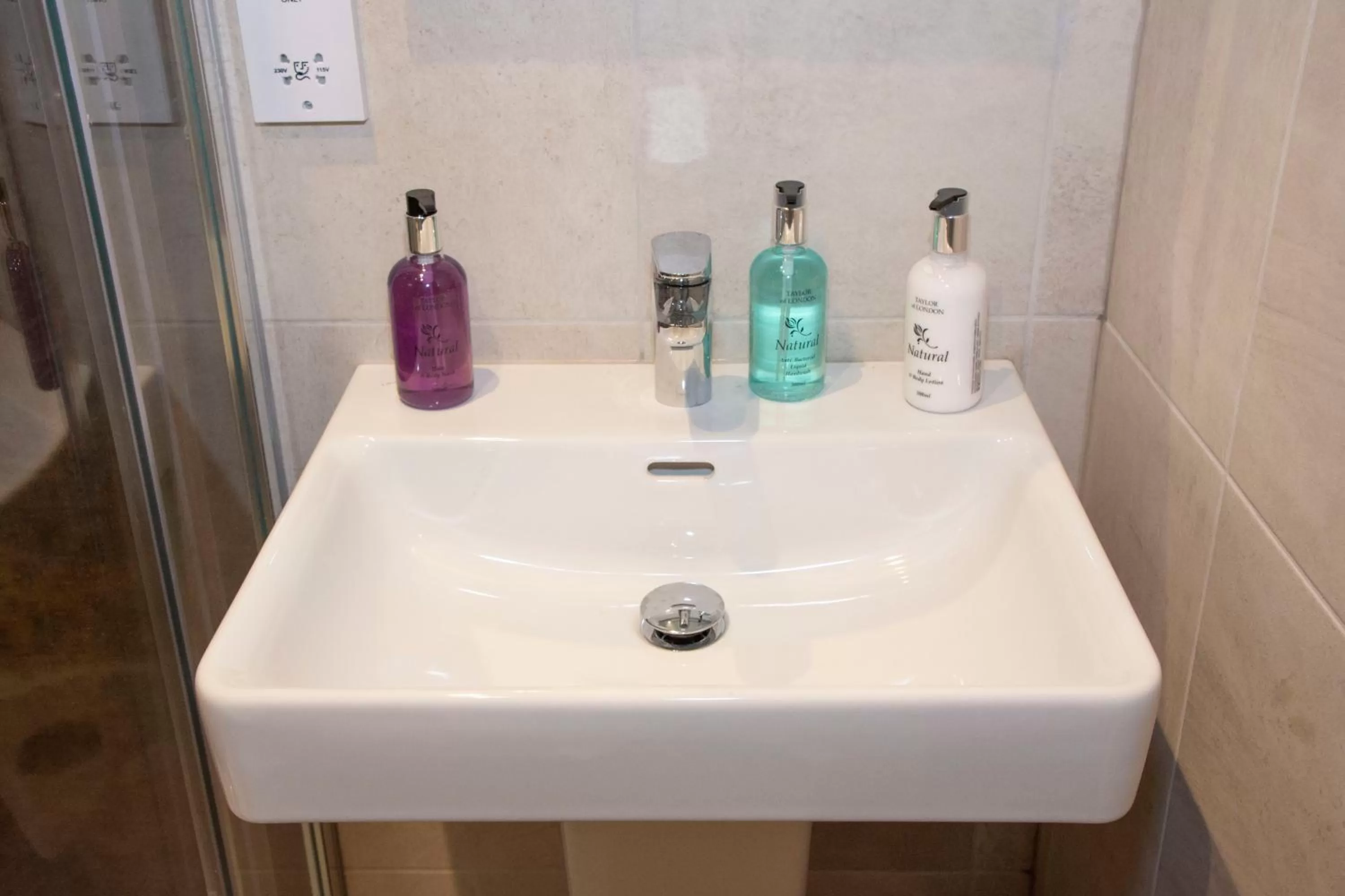 Double Room with Private Bathroom in Rose and Crown