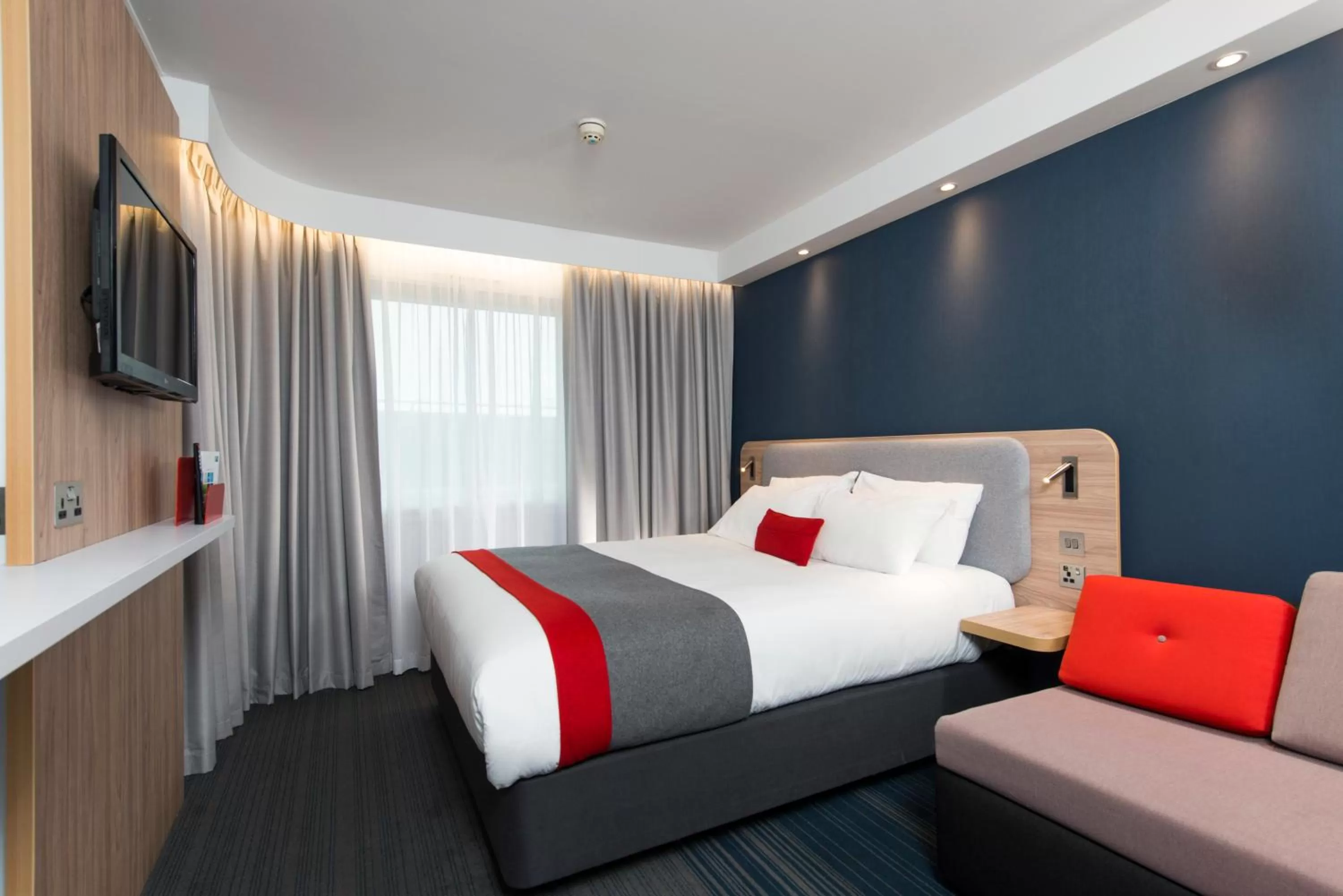 Standard Double Room with Sofa Bed and Free Hot Breakfast in Holiday Inn Express Bath by IHG