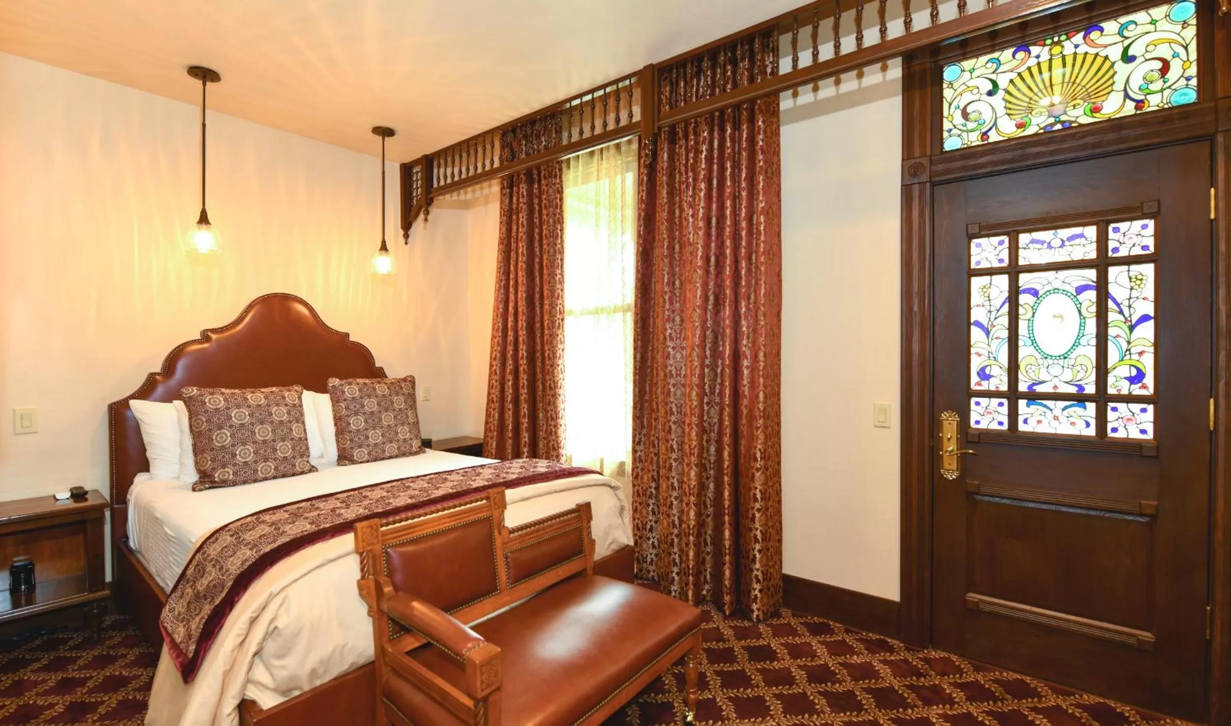 Queen Room with Balcony in Blackbird Inn