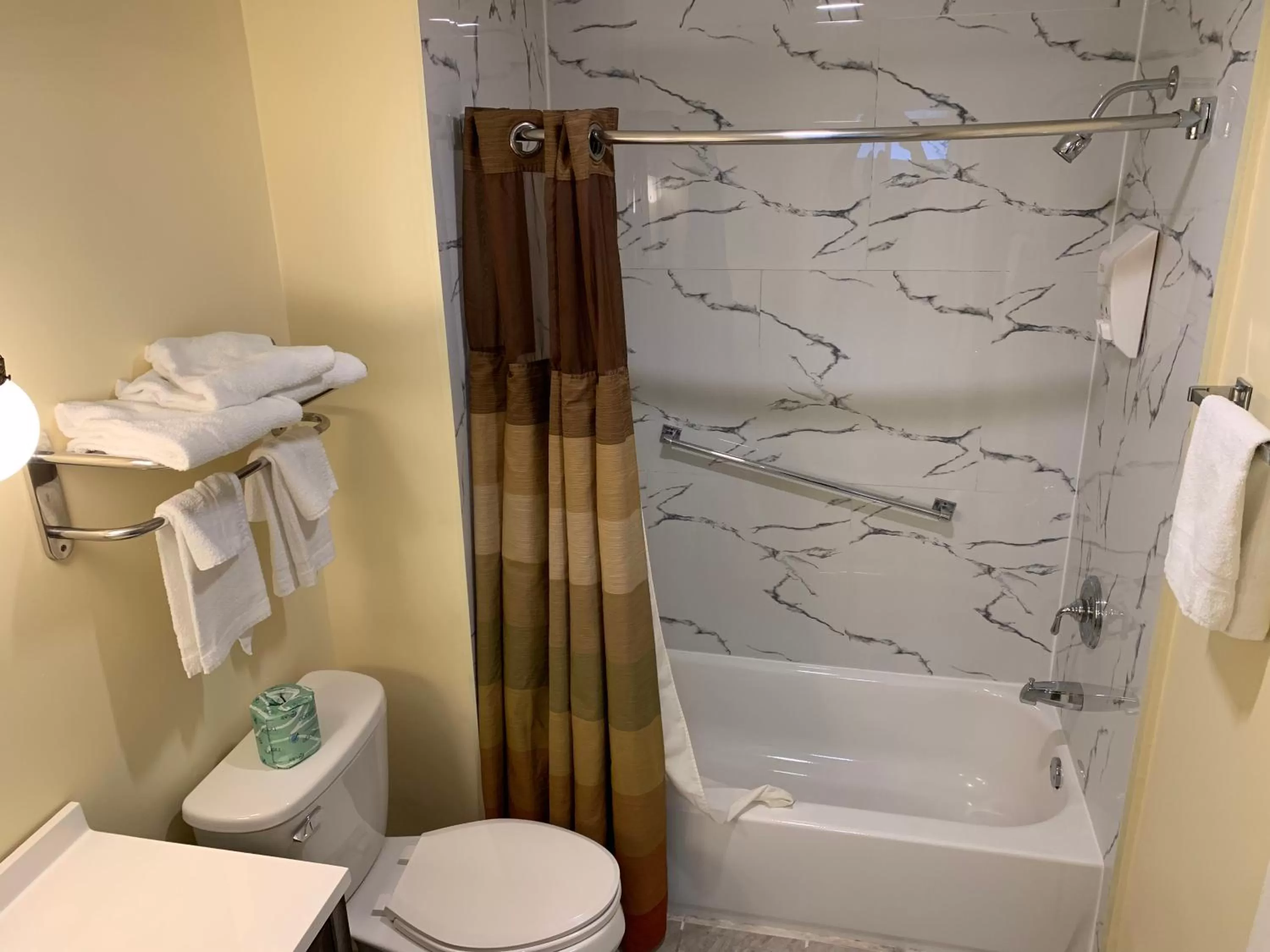 Deluxe Queen Room in Four Winds Country Motel