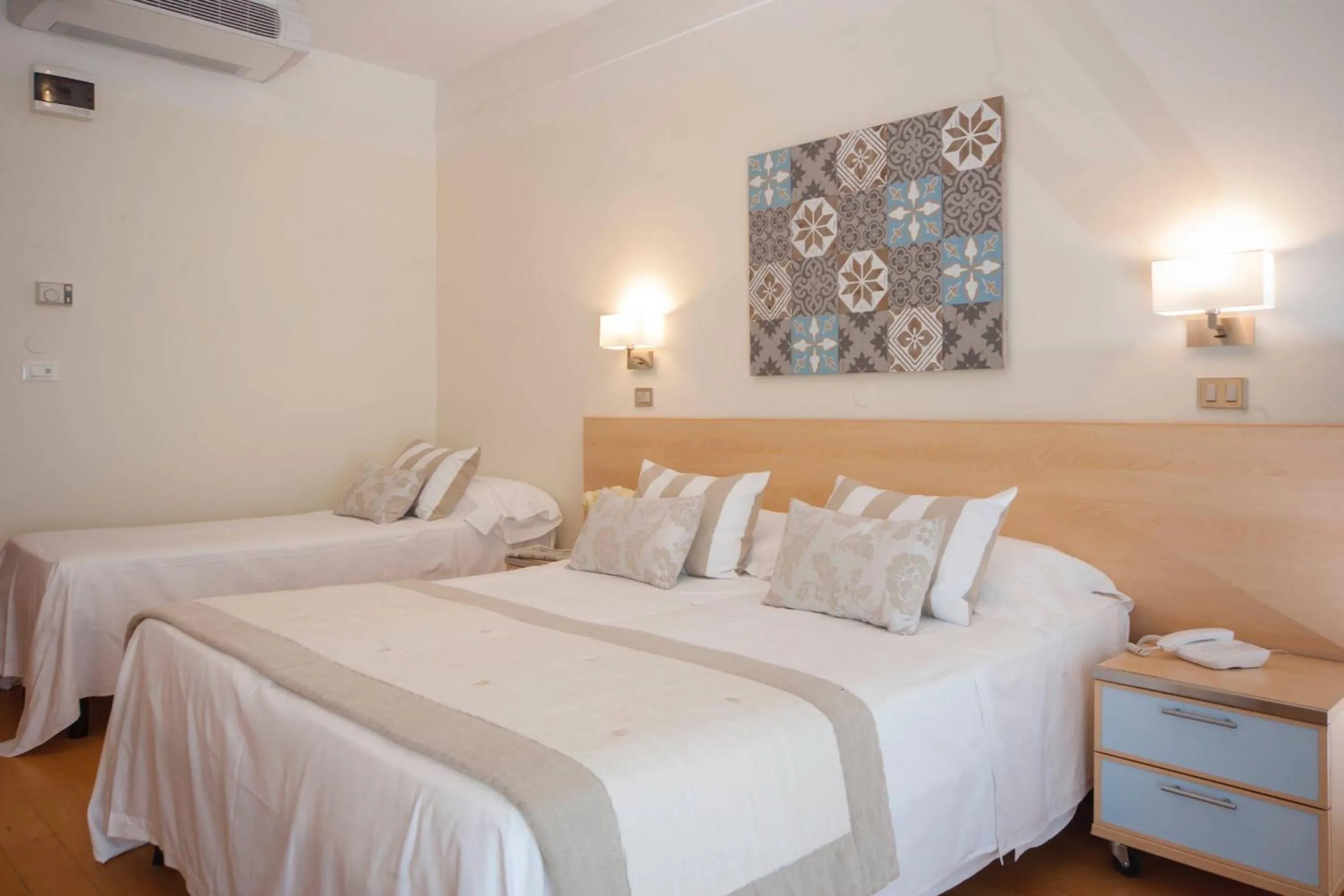 Comfort Quadruple Room with lateral sea view - single occupancy in Hotel Mon Cheri