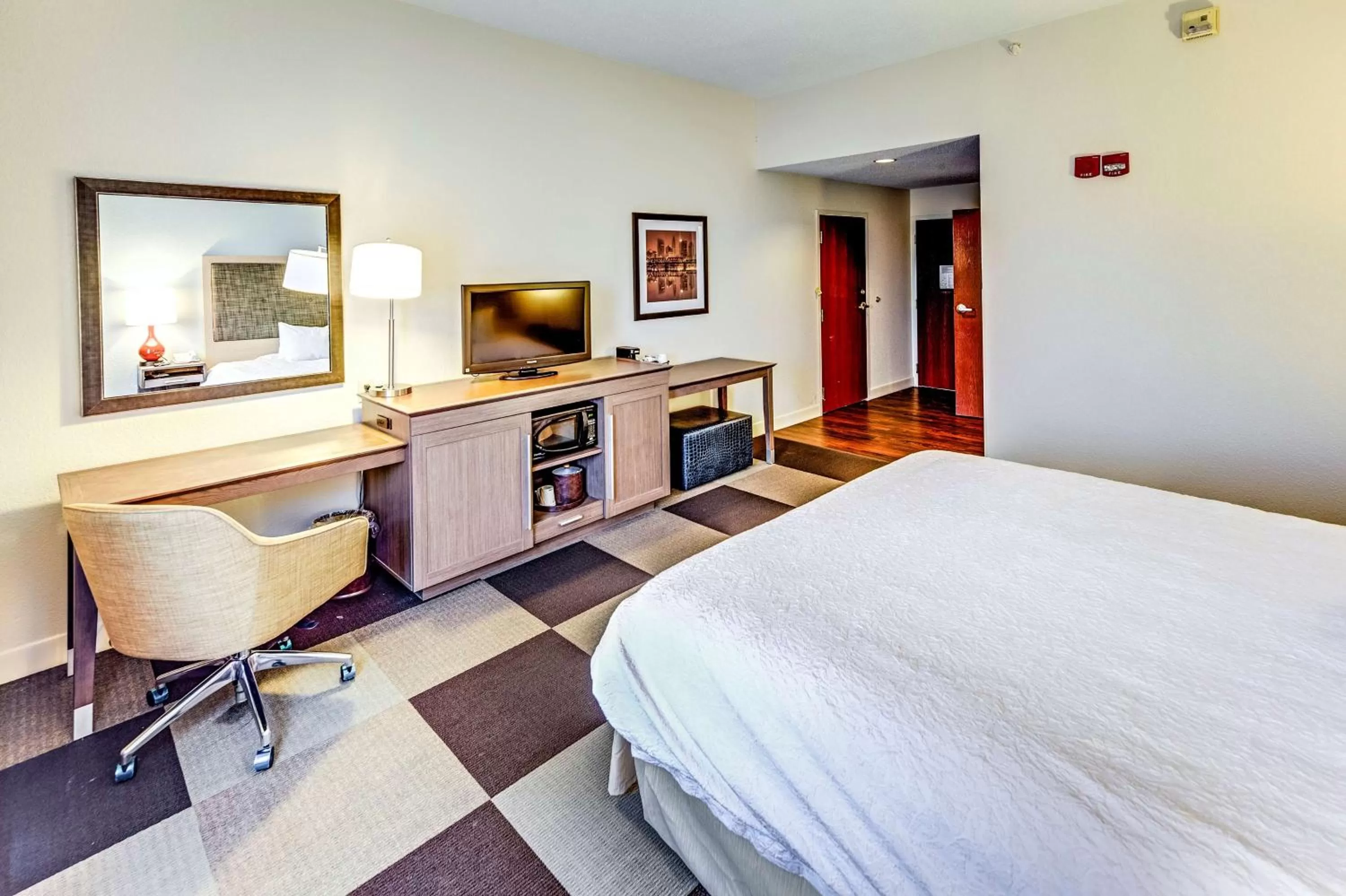King Room with King Bed - Non-Smoking in Hampton Inn Columbus I-70E/Hamilton Road