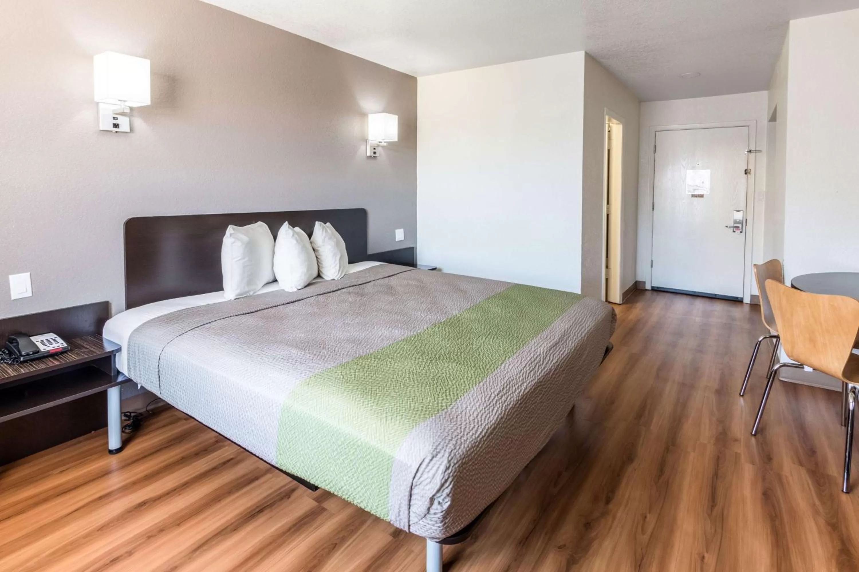 Large Double Room - Non-Smoking in Studio 6-Arlington, TX