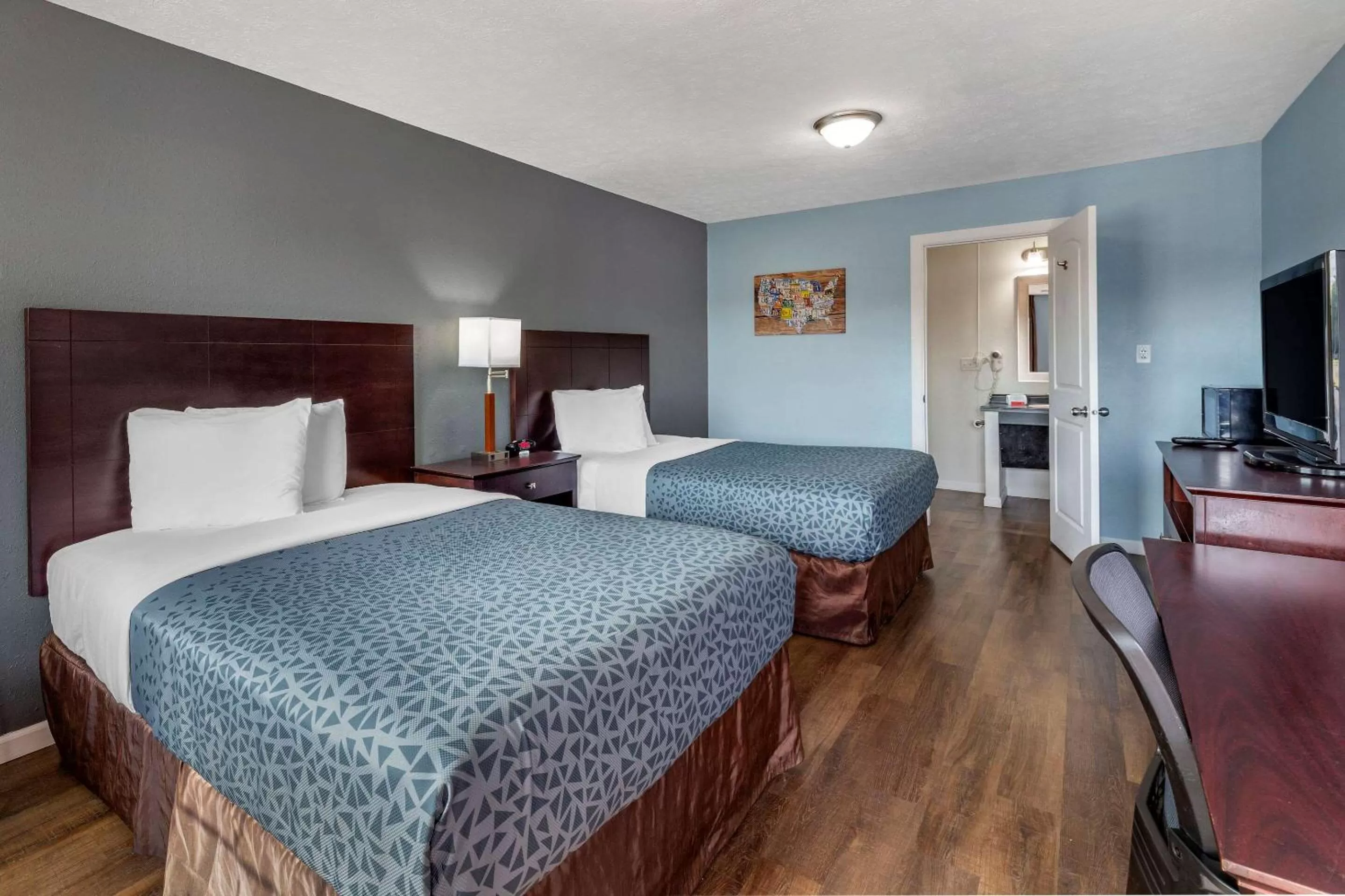 Deluxe Double Room with Two Double Beds - Non-Smoking in Econo Lodge Inn & Suites Sandusky South